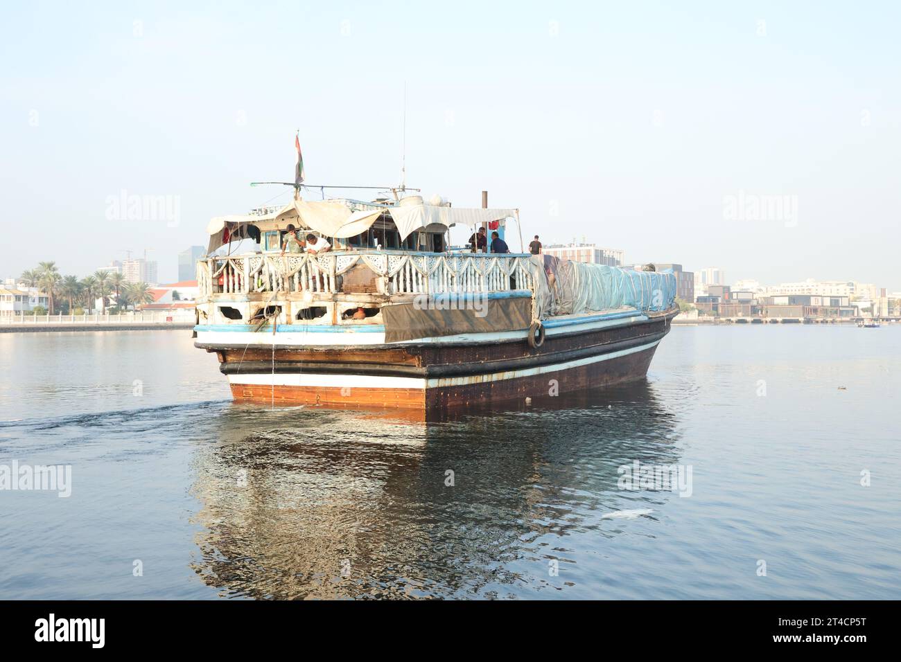 29 octobre 2023, Dubaï, Émirats arabes Unis. Tôt le matin de Dubaï Abra avec bâtiment traditionnel et bateaux. C'est un mode de voyage commun d'homme et pour les touristes. Banque D'Images