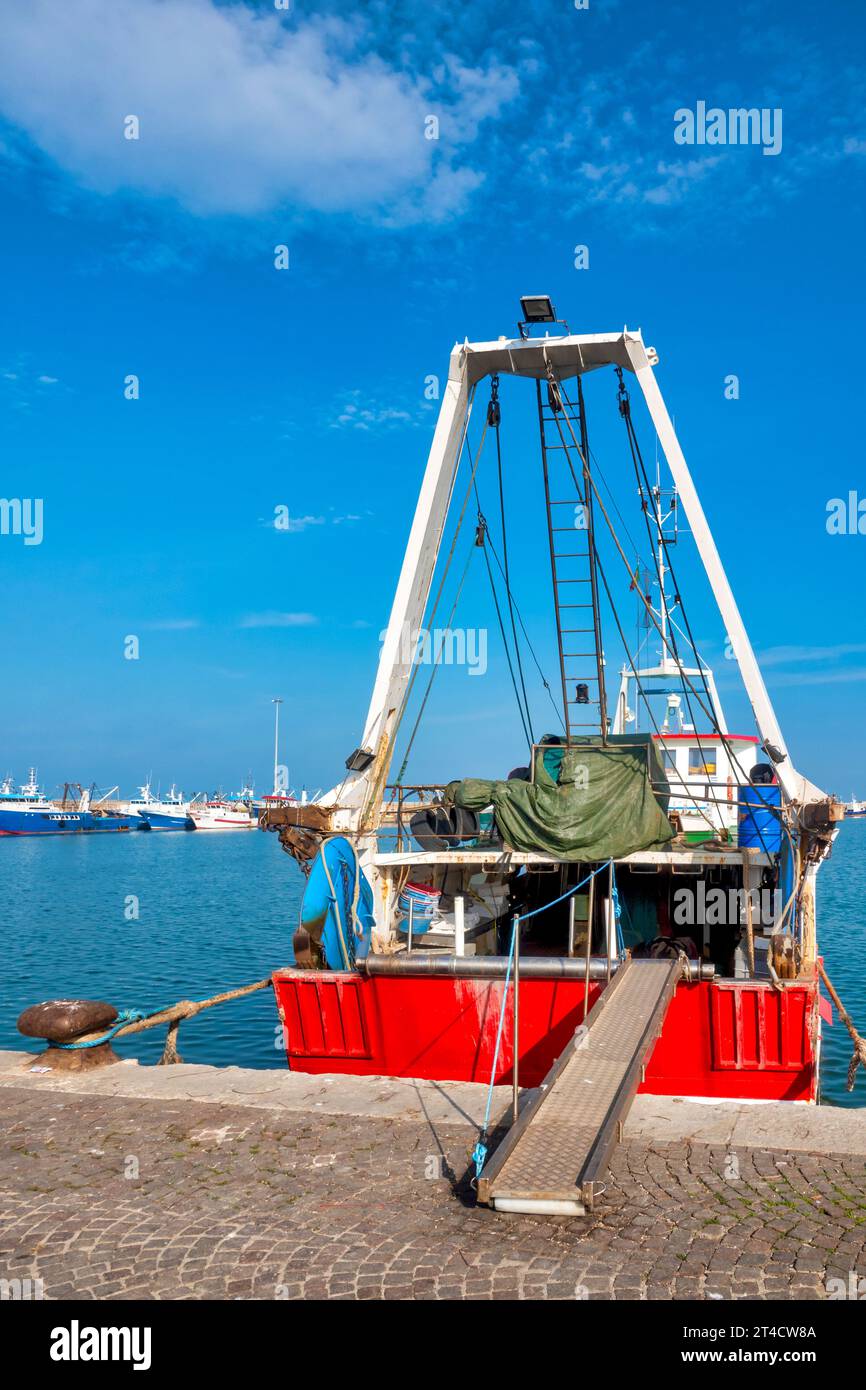 Bateau de pêche amarré au quai du port de Malfizia, San Benedetto del Tronto, Italie Banque D'Images