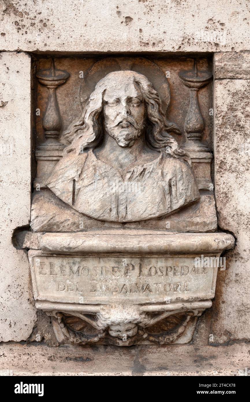 Emblème de la Confraternité des SS. Salvatore sur la boîte d'aumônes sur la façade de l'hôpital San Giovanni Addolorata, Rome, Italie Banque D'Images