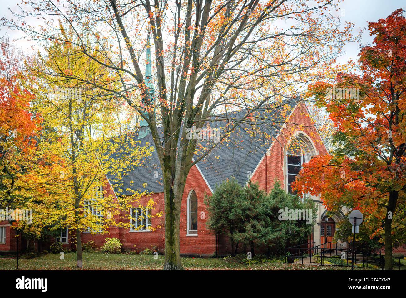 Église en automne - divers Banque D'Images