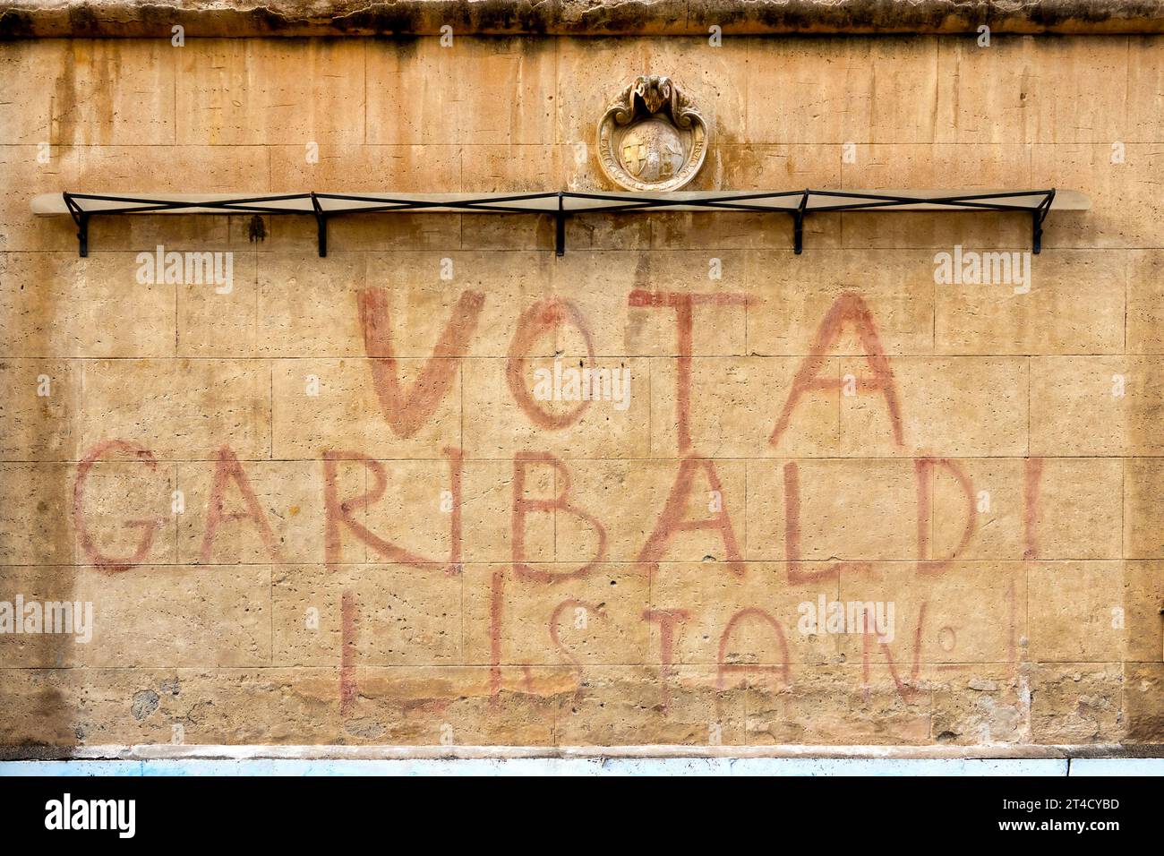 Écriture électorale nouvellement restaurée 'vota Garibaldi lista N°1' (1948) à Garbatella, Rome, Italie Banque D'Images