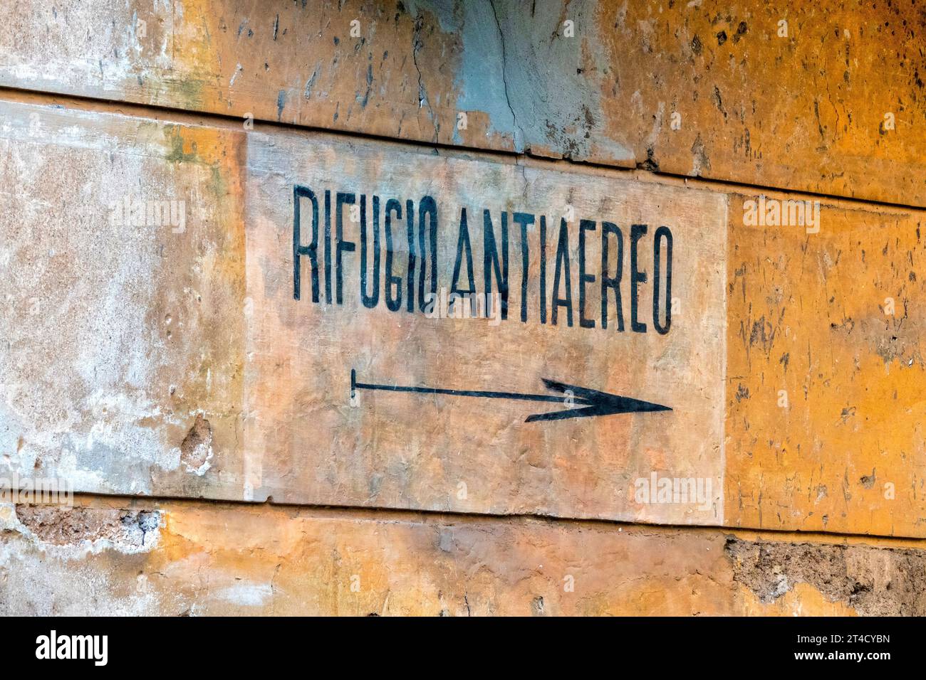 Panneau de direction pour l'abri de raid aérien sur un mur du quartier de Garbatella, Rome, Italie Banque D'Images