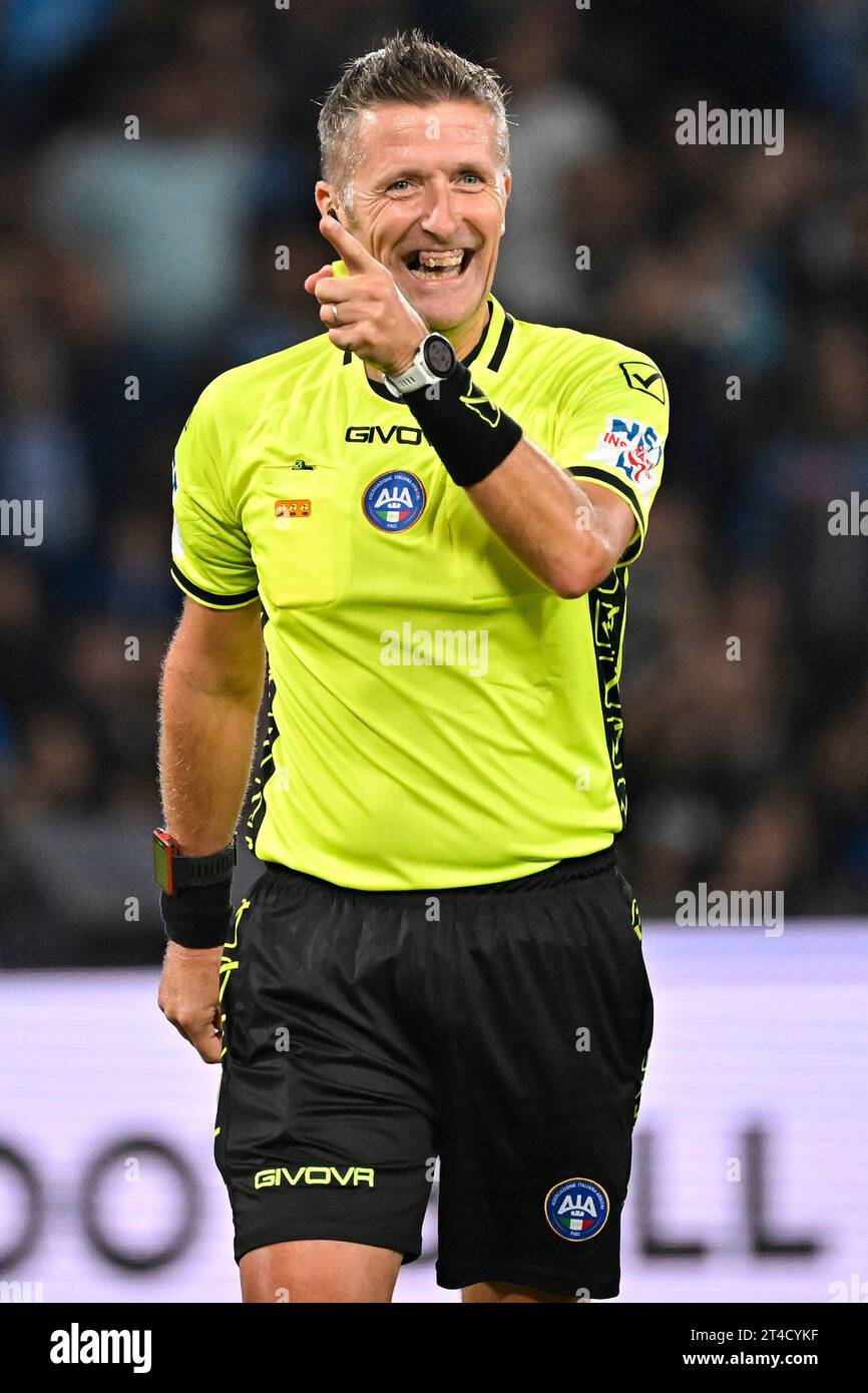 Naples, Italie. 29 octobre 2023. L'arbitre Daniele Orsato fait des gestes lors du match de football Serie A entre la SSC Napoli et l'AC Milan au stade Diego Armando Maradona à Naples (Italie), le 29 octobre 2023. Crédit : Insidefoto di andrea staccioli/Alamy Live News Banque D'Images