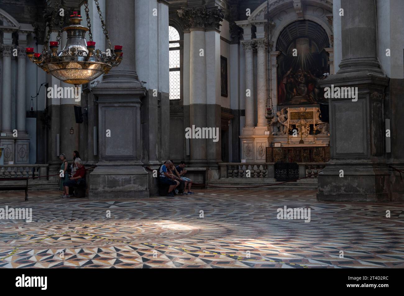 La douce lumière du soleil baignait le marbre mosaïque intitulé sol en forme d'octogone du haut dôme de forme octogonale de la Basilica di Santa Maria della Salute (C Banque D'Images