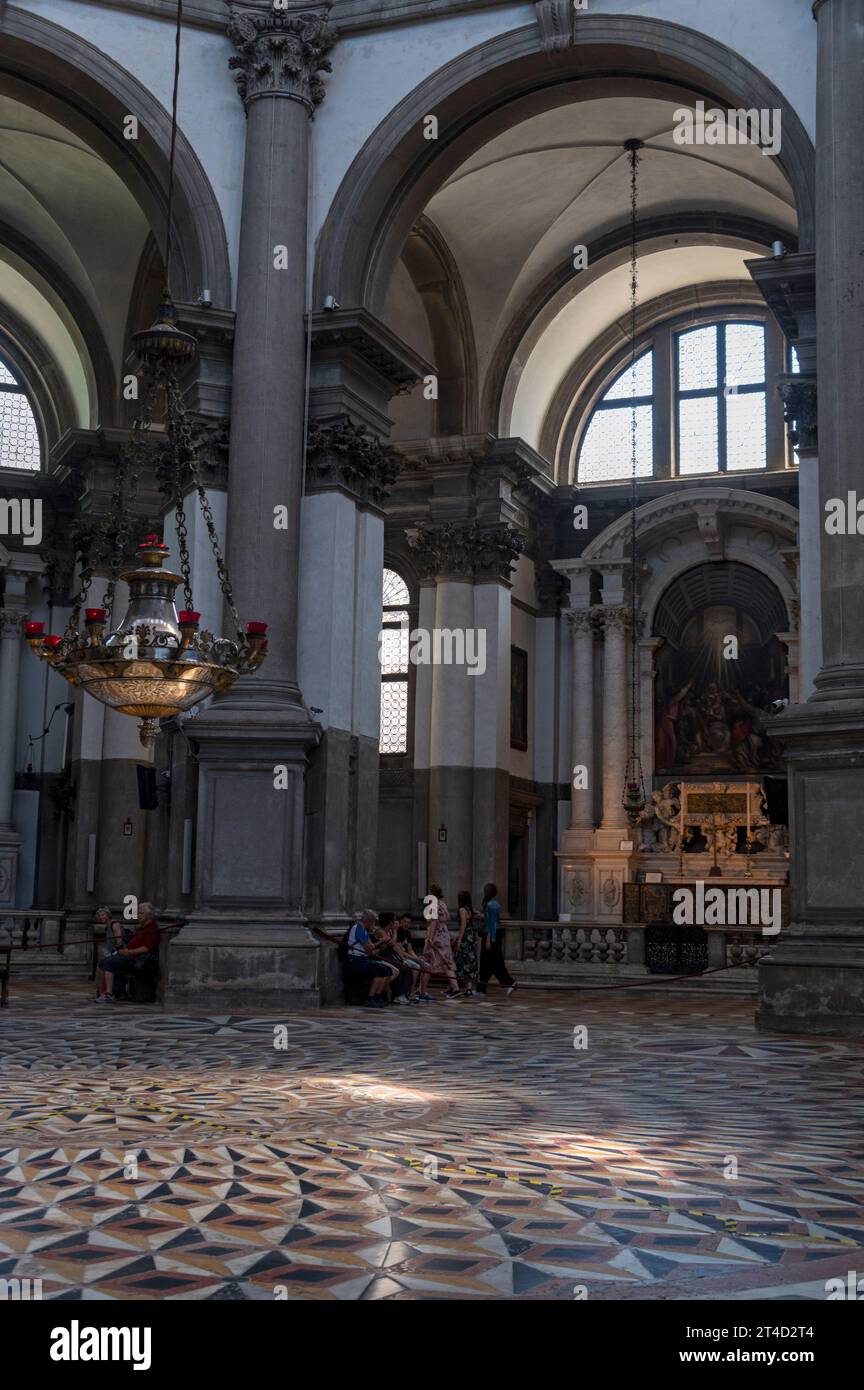 La douce lumière du soleil baignait le marbre mosaïque intitulé sol en forme d'octogone du haut dôme de forme octogonale de la Basilica di Santa Maria della Salute (C Banque D'Images