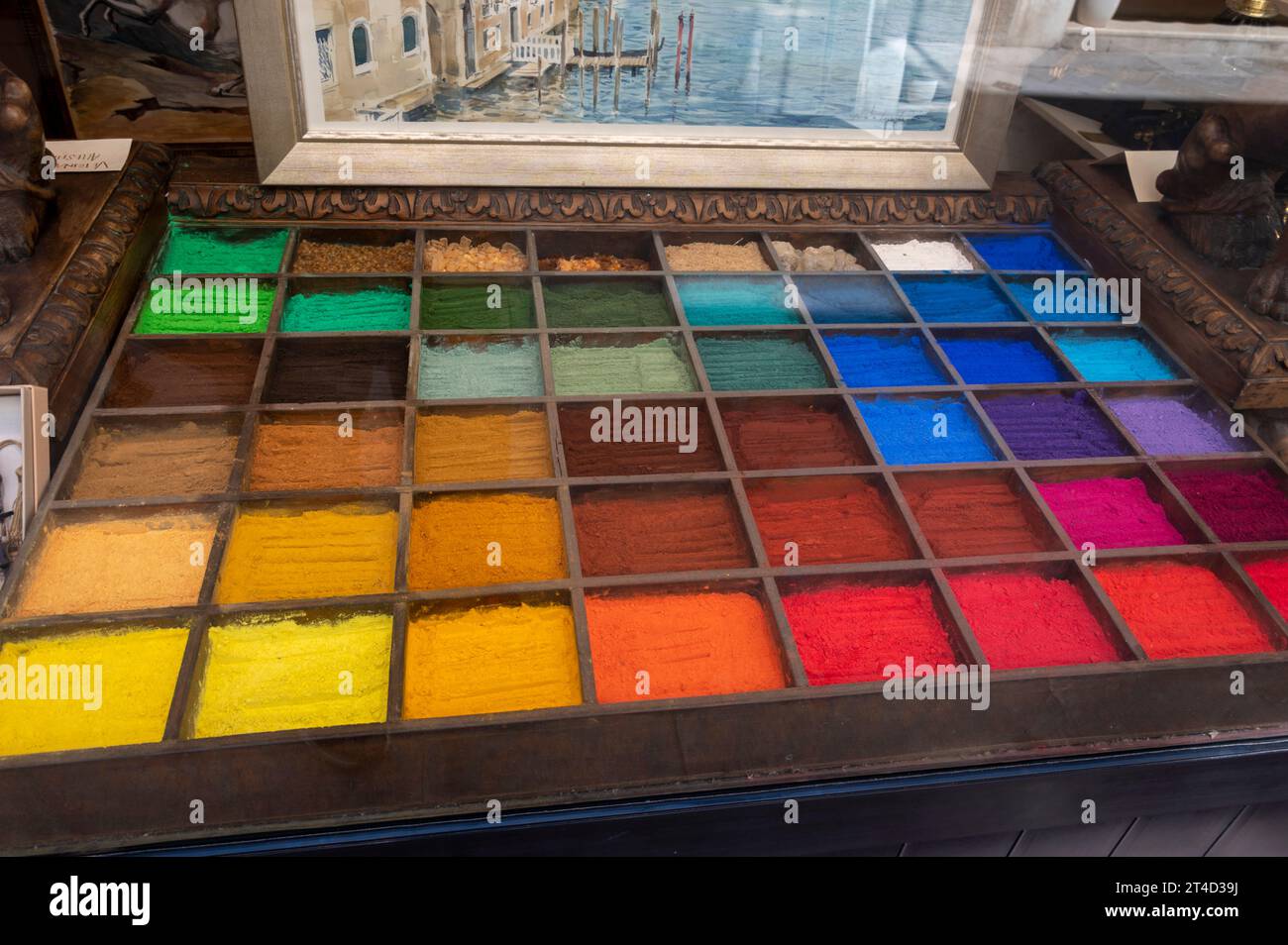 Une gamme de pigments de couleur pure est en vente dans une vitrine de boutique d'art à Venise, dans la région vénitienne du nord de l'Italie. La boutique est spécialisée dans le cochon d'artiste Banque D'Images