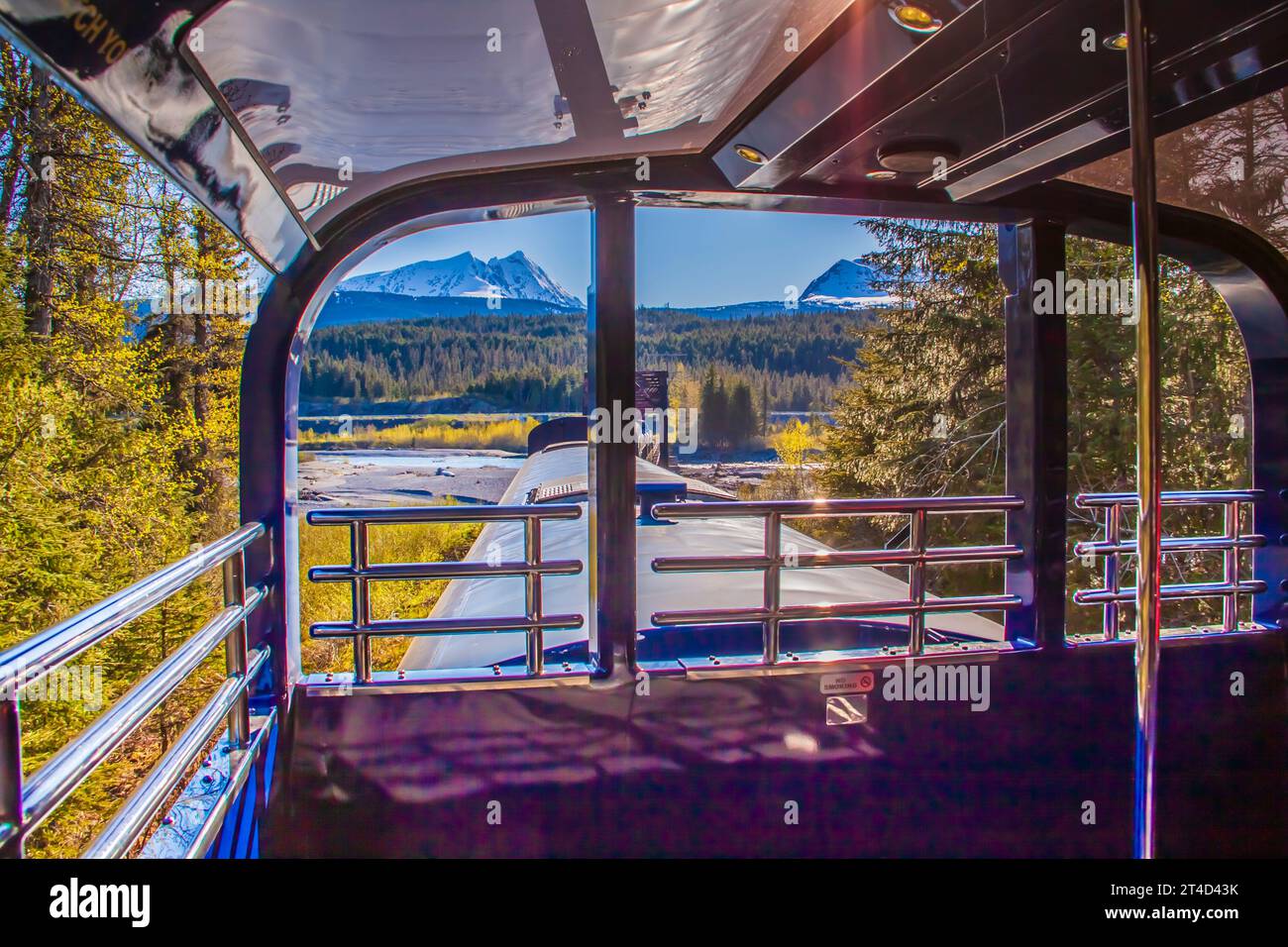 Célèbre trajet en train panoramique sur Alaska Railroad Coastal Classic train entre Seward et Anchorage, Alaska. Grimpe au sommet de 'Grandview' à Kenai Mountain Banque D'Images