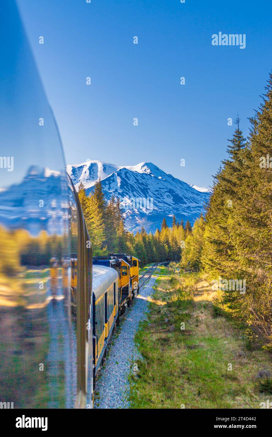 Célèbre trajet en train panoramique sur Alaska Railroad Coastal Classic train entre Seward et Anchorage, Alaska. Grimpe au sommet de 'Grandview' à Kenai Mountain Banque D'Images