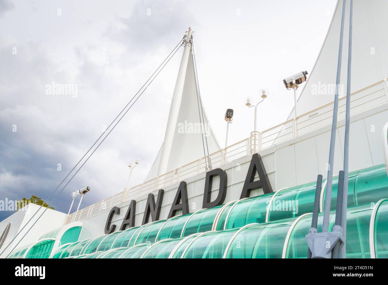 Canada place, un magnifique terminal de bateaux de croisière et complexe artistique et de divertissement, situé dans le port de Vancouver au centre-ville de Vancouver. Banque D'Images