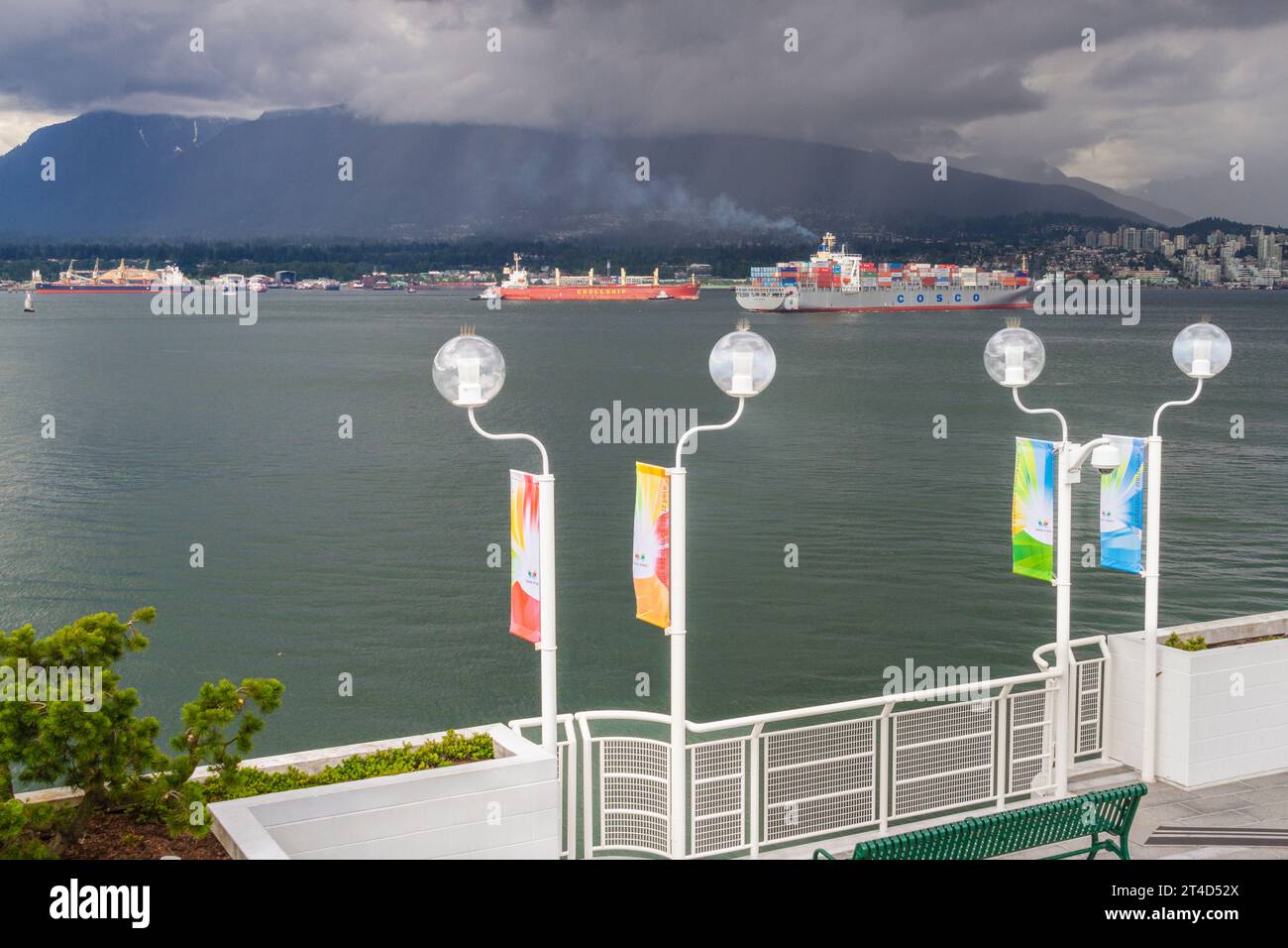 Canada place, un magnifique terminal de bateaux de croisière et complexe artistique et de divertissement, situé dans le port de Vancouver au centre-ville de Vancouver. Banque D'Images