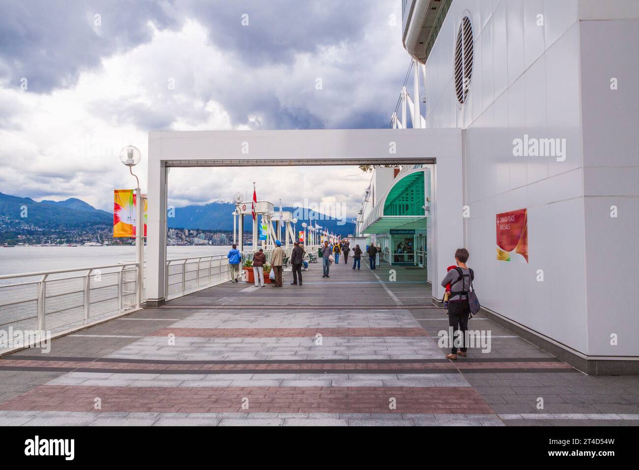 Touristes appréciant le centre de divertissement Canada place et le terminal de navires de croisière au port de Vancouver dans le centre-ville de Vancouver. Banque D'Images