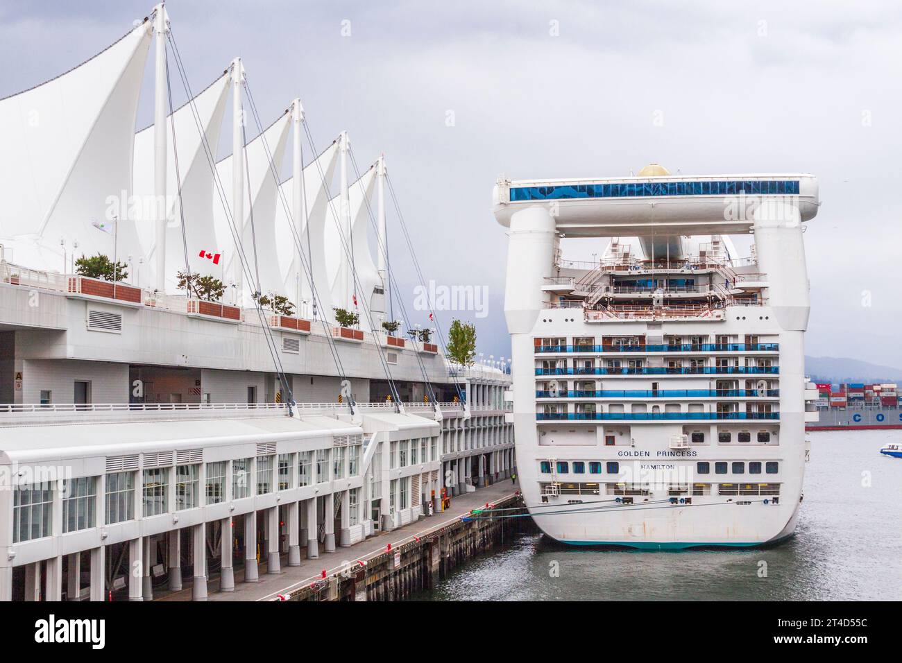 Canada place, un magnifique terminal de bateaux de croisière et complexe artistique et de divertissement, situé dans le port de Vancouver au centre-ville de Vancouver. Banque D'Images
