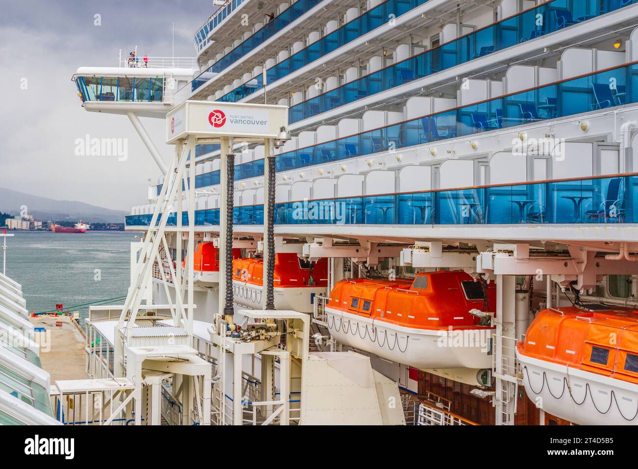 Les travailleurs des quais chargent les fournitures et les bagages sur le navire de croisière Golden Princess et préparent généralement le navire pour le départ, à la place du Canada. Banque D'Images
