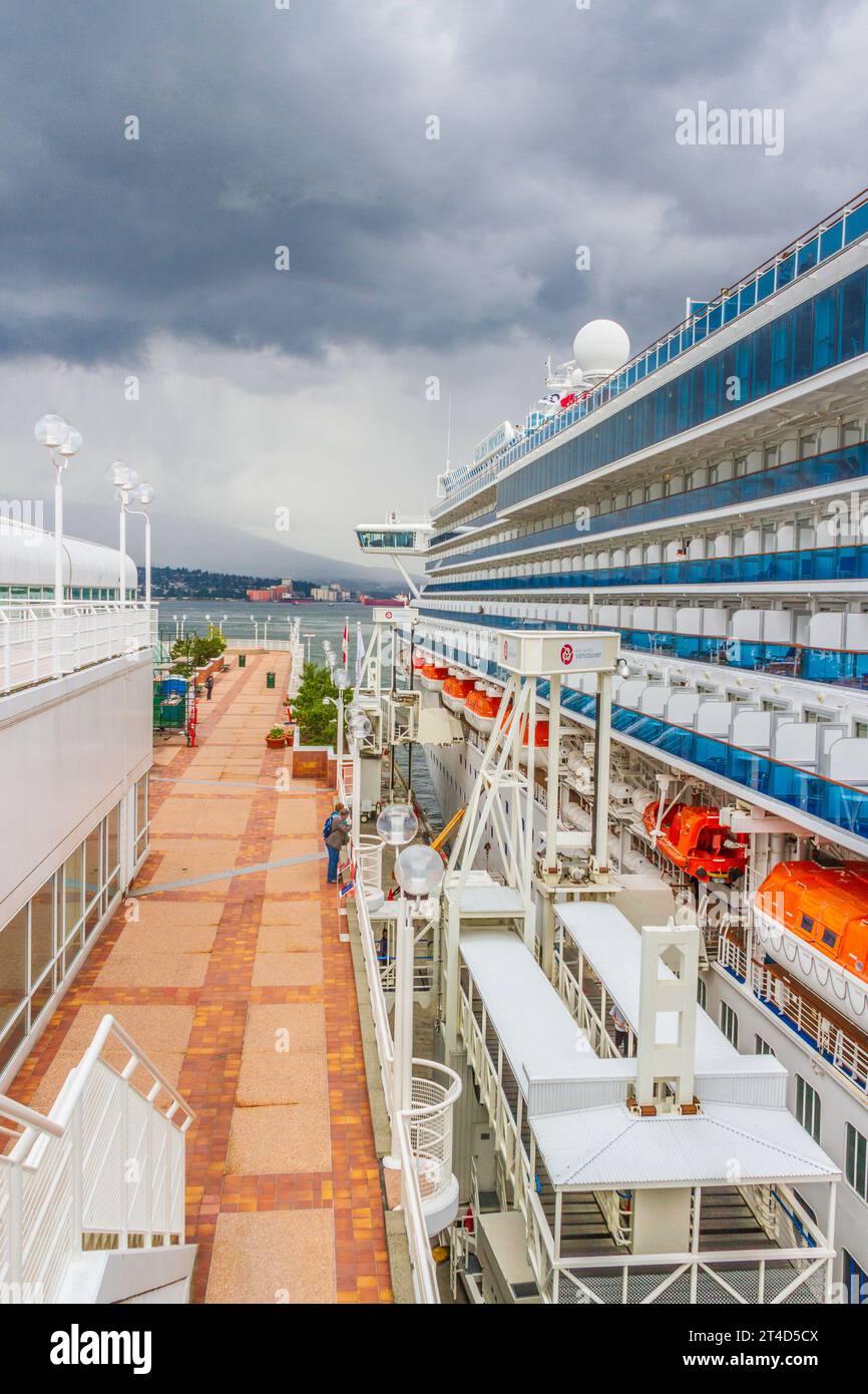 Les travailleurs des quais chargent les fournitures et les bagages sur le navire de croisière Golden Princess et préparent généralement le navire pour le départ, à la place du Canada. Banque D'Images