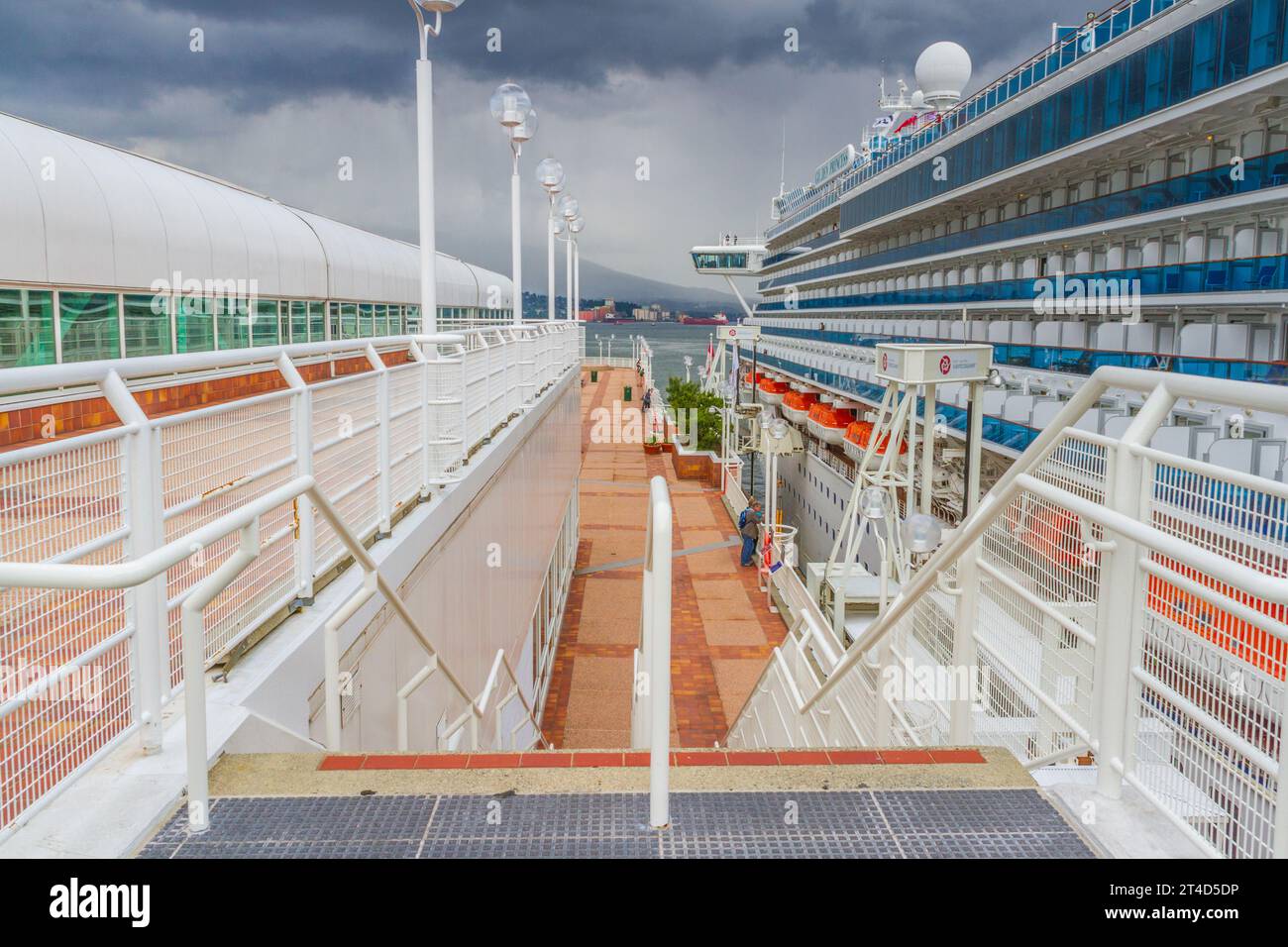 Les travailleurs des quais chargent les fournitures et les bagages sur le navire de croisière Golden Princess et préparent généralement le navire pour le départ, à la place du Canada. Banque D'Images