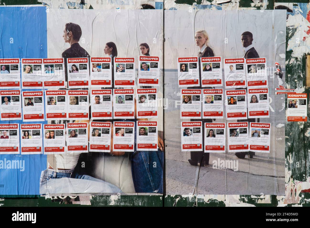 New York, États-Unis, 28 octobre 2023 : affiches nommant les Israéliens enlevés actuellement détenus à Gaza par des militants du Hamas. Ces affiches sont un lot frais mis en place récemment au-dessus des affiches de la société de mode sur la 2nd Avenue dans l'Upper East Side de Manhattan à East 72nd Street. Anna Watson/Alamy Live News Banque D'Images New York, États-Unis, 28 octobre 2023 : affiches nommant les Israéliens enlevés actuellement détenus à Gaza par des militants du Hamas. Ces affiches sont un lot frais mis en place récemment au-dessus des affiches de la société de mode sur la 2nd Avenue dans l'Upper East Side de Manhattan à East 72nd Street. Anna Watson/Alamy Live News Banque D'Images