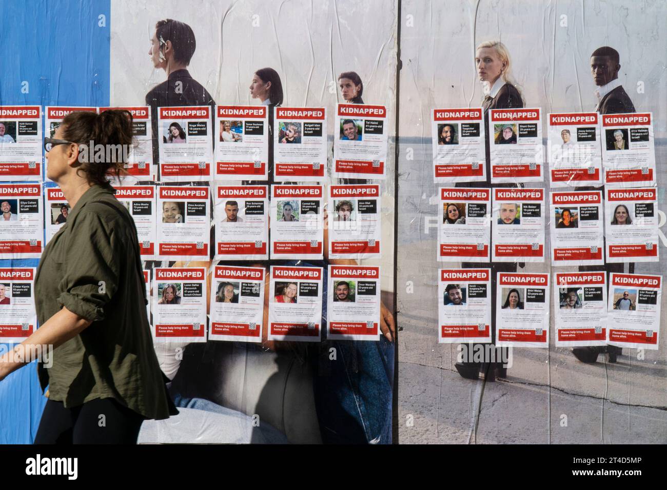 New York, États-Unis, 28 octobre 2023 : affiches nommant les Israéliens enlevés actuellement détenus à Gaza par des militants du Hamas. Ces affiches sont un lot frais mis en place récemment au-dessus des affiches de la société de mode sur la 2nd Avenue dans l'Upper East Side de Manhattan à East 72nd Street. Anna Watson/Alamy Live News Banque D'Images New York, États-Unis, 28 octobre 2023 : affiches nommant les Israéliens enlevés actuellement détenus à Gaza par des militants du Hamas. Ces affiches sont un lot frais mis en place récemment au-dessus des affiches de la société de mode sur la 2nd Avenue dans l'Upper East Side de Manhattan à East 72nd Street. Anna Watson/Alamy Live News Banque D'Images