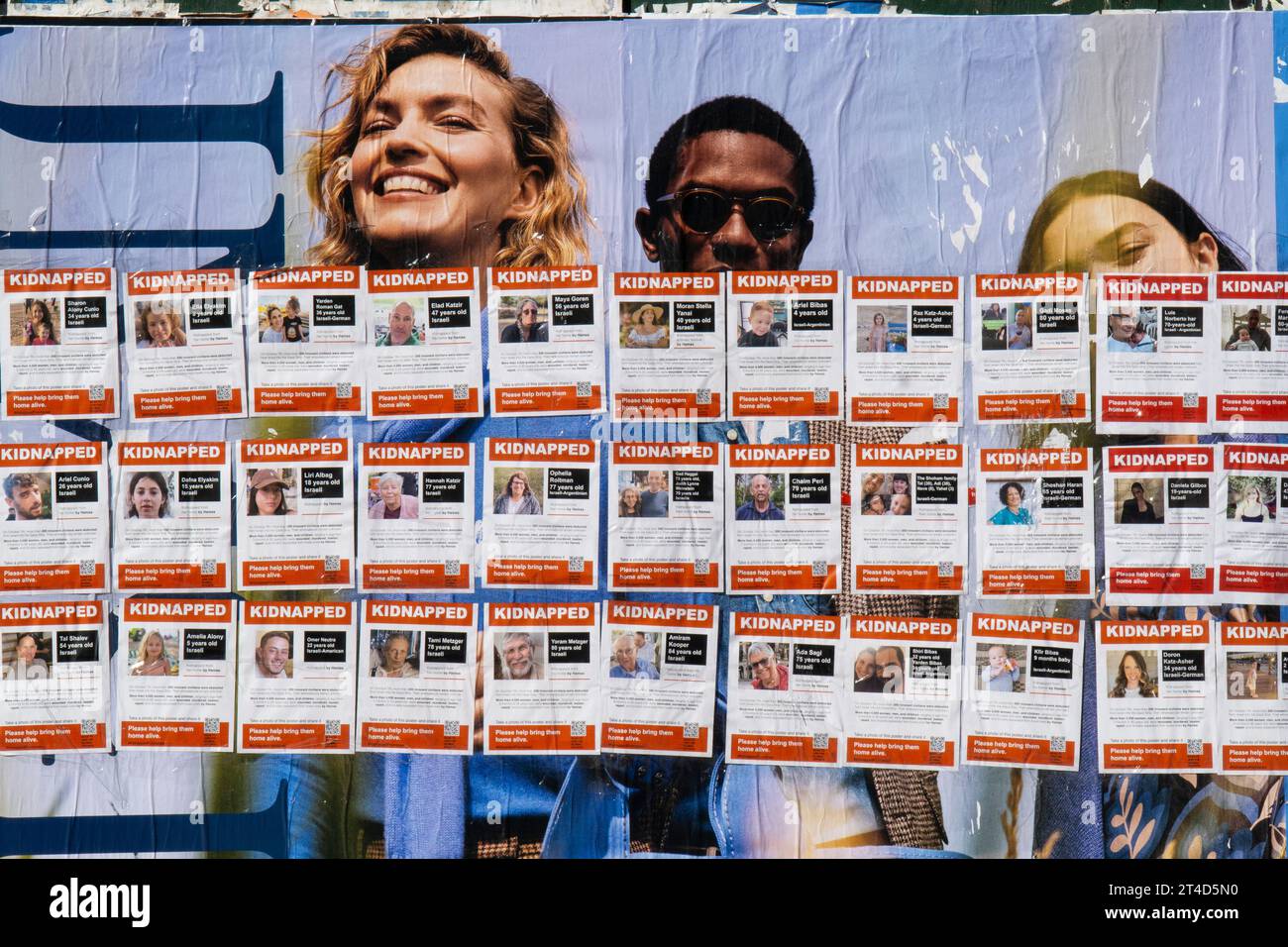 New York, États-Unis, 28 octobre 2023 : affiches nommant les Israéliens enlevés actuellement détenus à Gaza par des militants du Hamas. Ces affiches sont un lot frais mis en place récemment au-dessus des affiches de la société de mode sur la 2nd Avenue dans l'Upper East Side de Manhattan à East 72nd Street. Anna Watson/Alamy Live News Banque D'Images New York, États-Unis, 28 octobre 2023 : affiches nommant les Israéliens enlevés actuellement détenus à Gaza par des militants du Hamas. Ces affiches sont un lot frais mis en place récemment au-dessus des affiches de la société de mode sur la 2nd Avenue dans l'Upper East Side de Manhattan à East 72nd Street. Anna Watson/Alamy Live News Banque D'Images