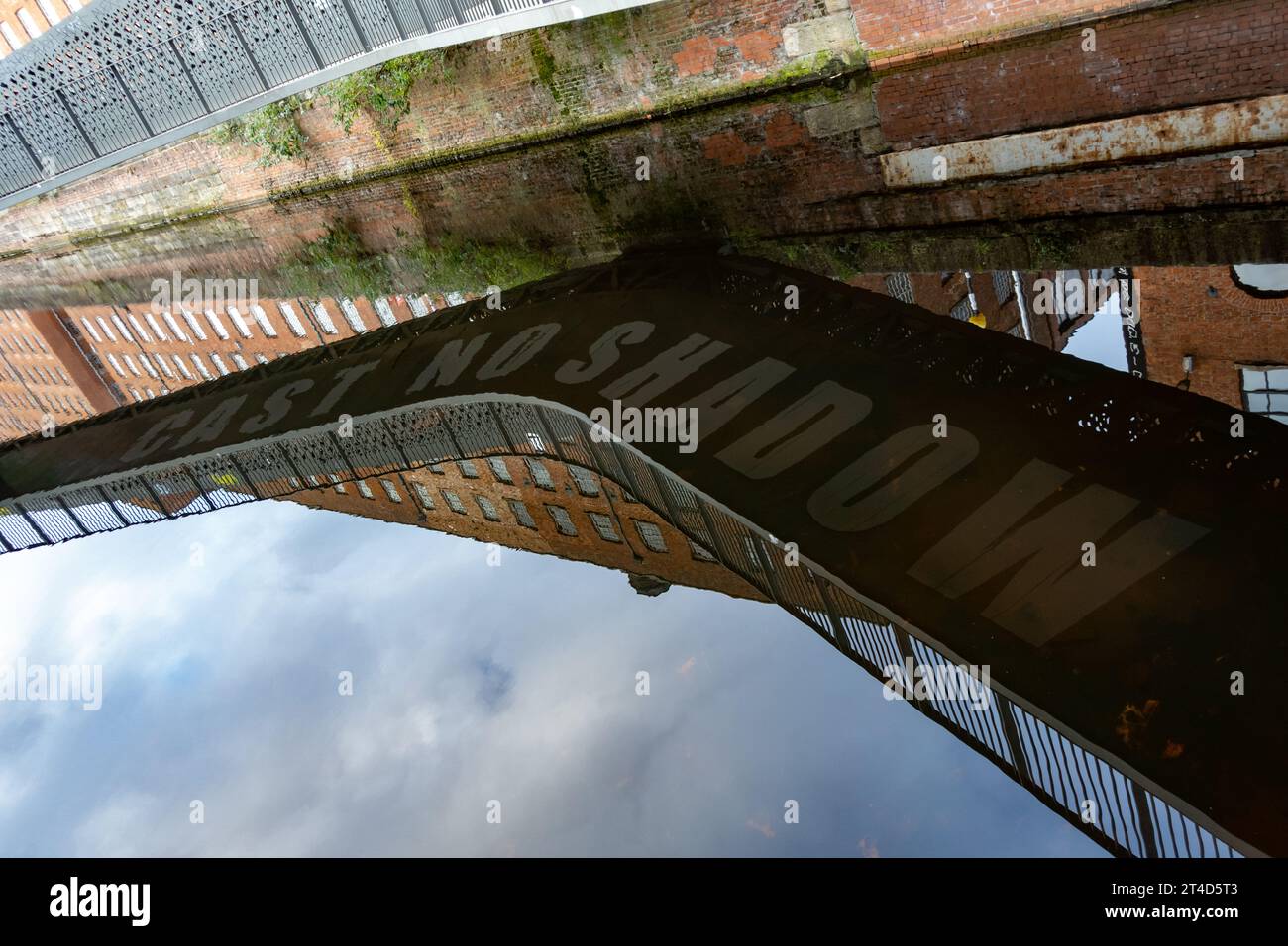 Cast no Shadow, célèbre chanson lyrique du groupe de Manchester Oasis vue écrite sur le dessous d'une passerelle à Ancoats, Manchester. Banque D'Images