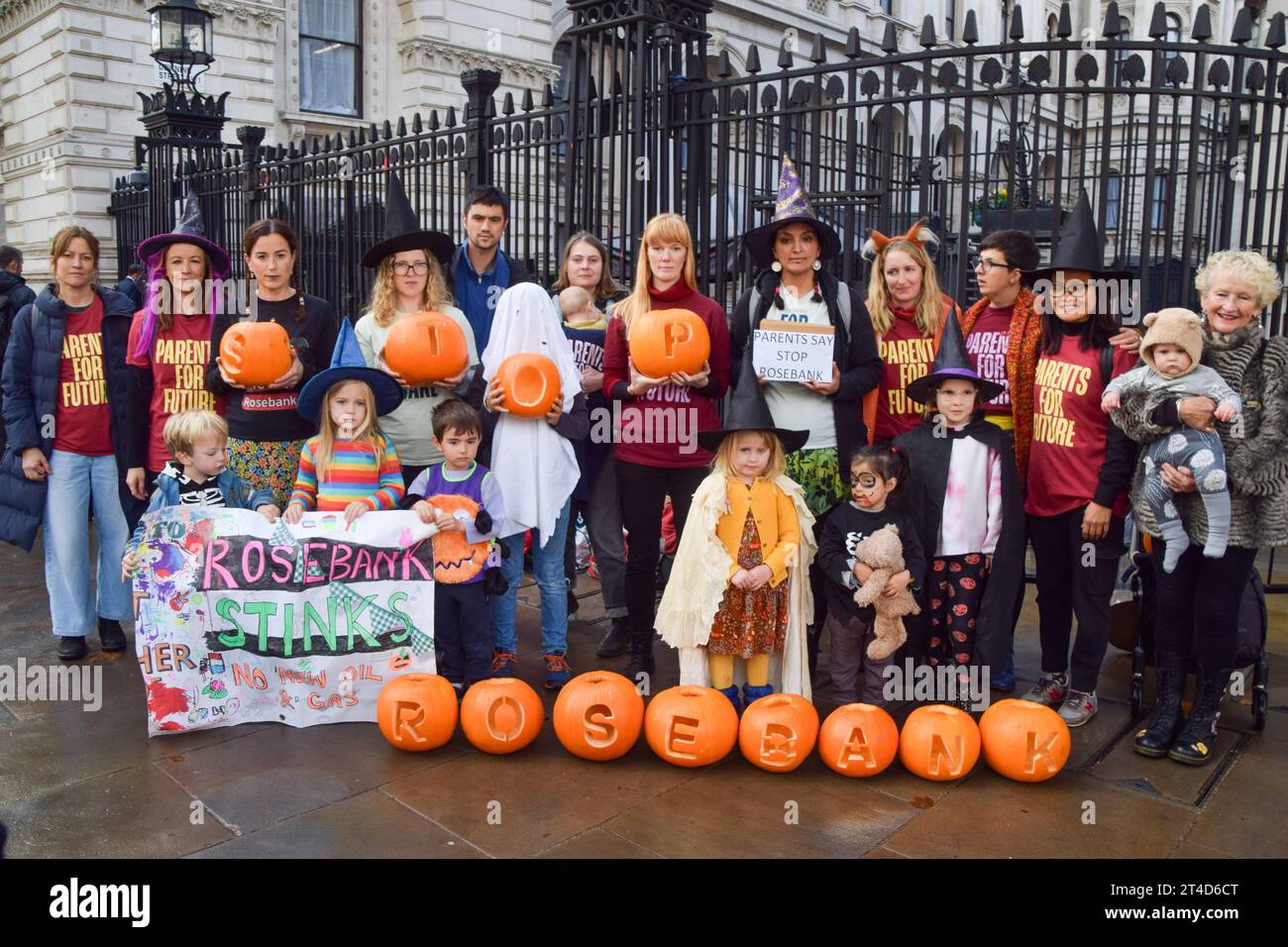 Londres, Royaume-Uni. 30 octobre 2023. Parents et enfants ont organisé une manifestation sur le thème d'Halloween à l'extérieur de Downing Street avant de remettre une pétition du groupe parents for future appelant le gouvernement britannique à arrêter le champ pétrolier et gazier de Rosebank. Crédit : Vuk Valcic/Alamy Live News Banque D'Images