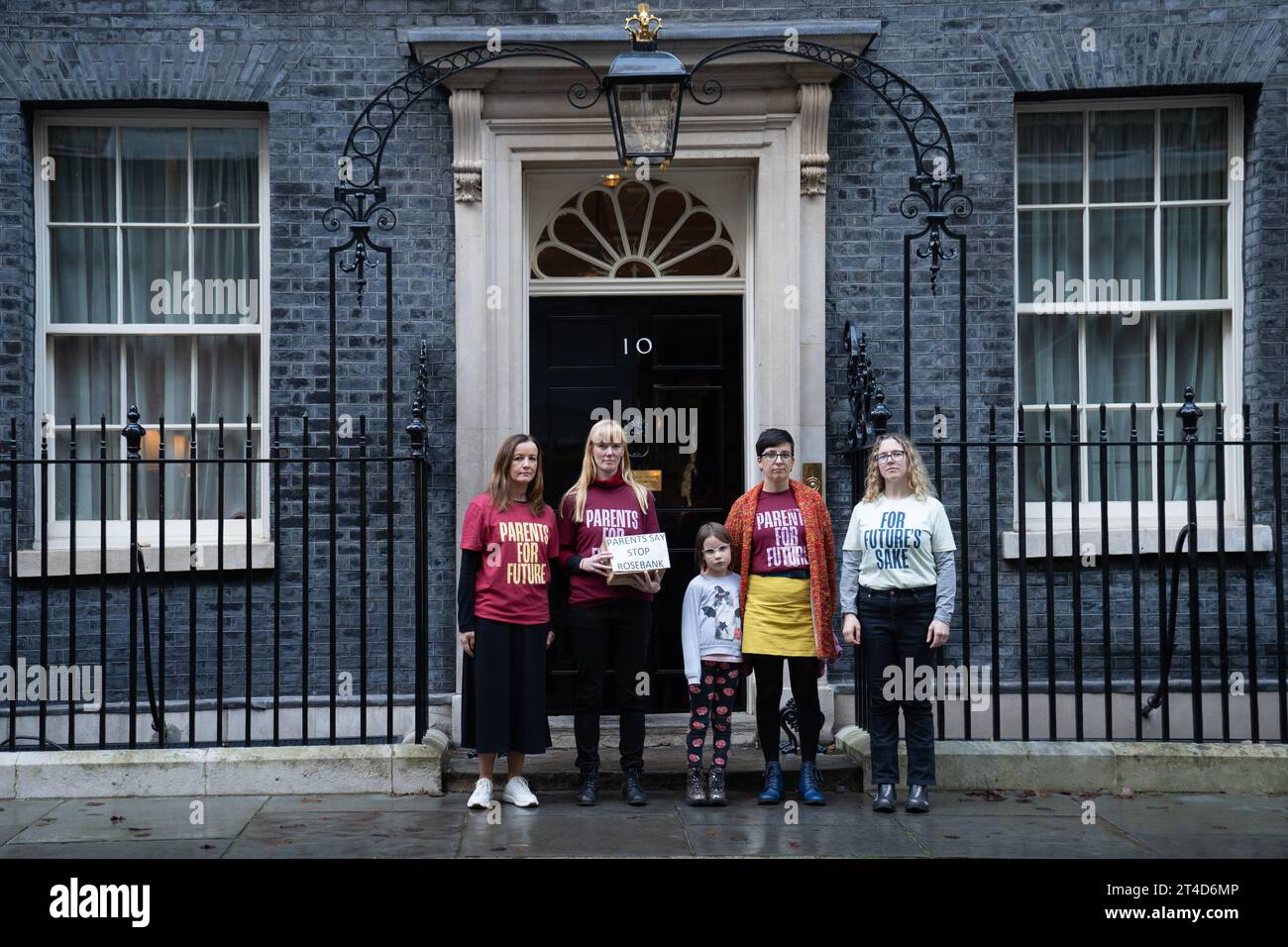 Les parents du groupe de campagne pour le climat parents for future et leurs enfants se préparent à remettre une pétition « Stop Rosebank Oil field » à Downing Street à Londres. Date de la photo : lundi 30 octobre 2023. Banque D'Images