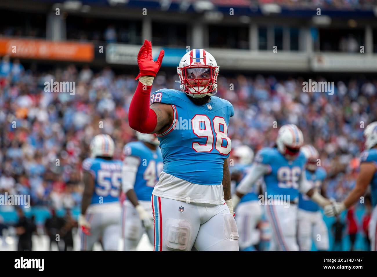 Nashville, États-Unis. 29 octobre 2023. Les Titans du Tennessee affrontent Jeffery Simmons (98) pour célébrer une victoire du Tennessee à la fin de leur match contre les Falcons d'Atlanta au Nissan Stadium de Nashville, Tennessee, le 29 octobre 2023. (Photo de Kindell Buchanan/Sipa USA) crédit : SIPA USA/Alamy Live News Banque D'Images