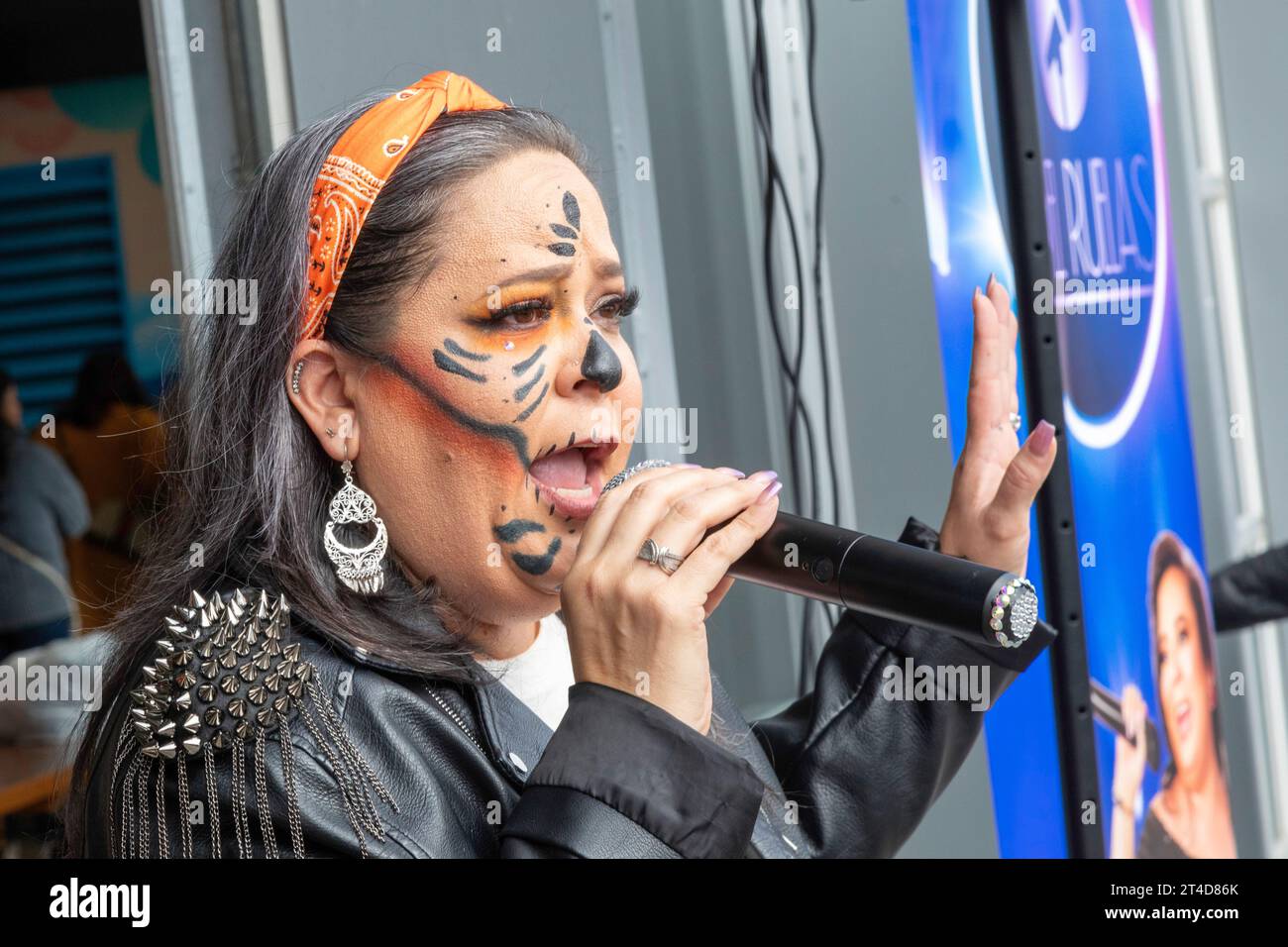 Detroit, Michigan - Adel Ruelas chante lors de la célébration du jour des morts au parc Valade sur le front de mer de Détroit. Banque D'Images