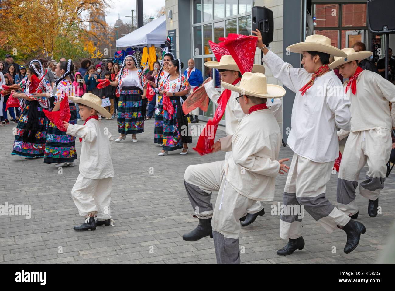 Detroit, Michigan - le Ballet Folklorico Moyocoyani Izel se produit lors de la célébration du jour des morts au parc Valade sur le front de mer de Détroit. Banque D'Images