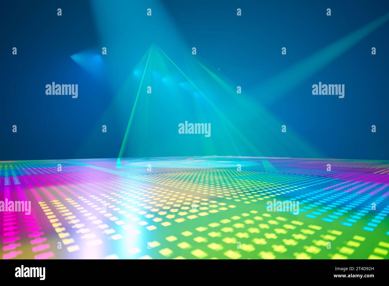 Piste de danse LED à couleurs changeantes éclairée par des lumières disco. Piste de danse isolée et vide avec lumières multicolores. Boules de miroir, lasers, projecteurs, co Banque D'Images
