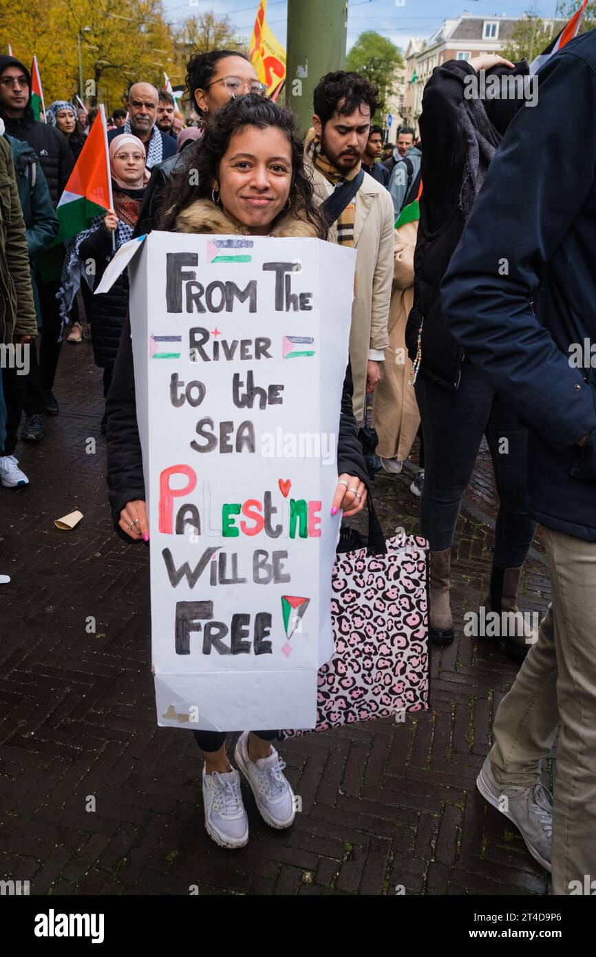 marche pro-Palestine à la Haye, pays-Bas, le 15 octobre 2023. Ils condamnent le gouvernement israélien et expriment leur solidarité avec les Palestiniens Banque D'Images