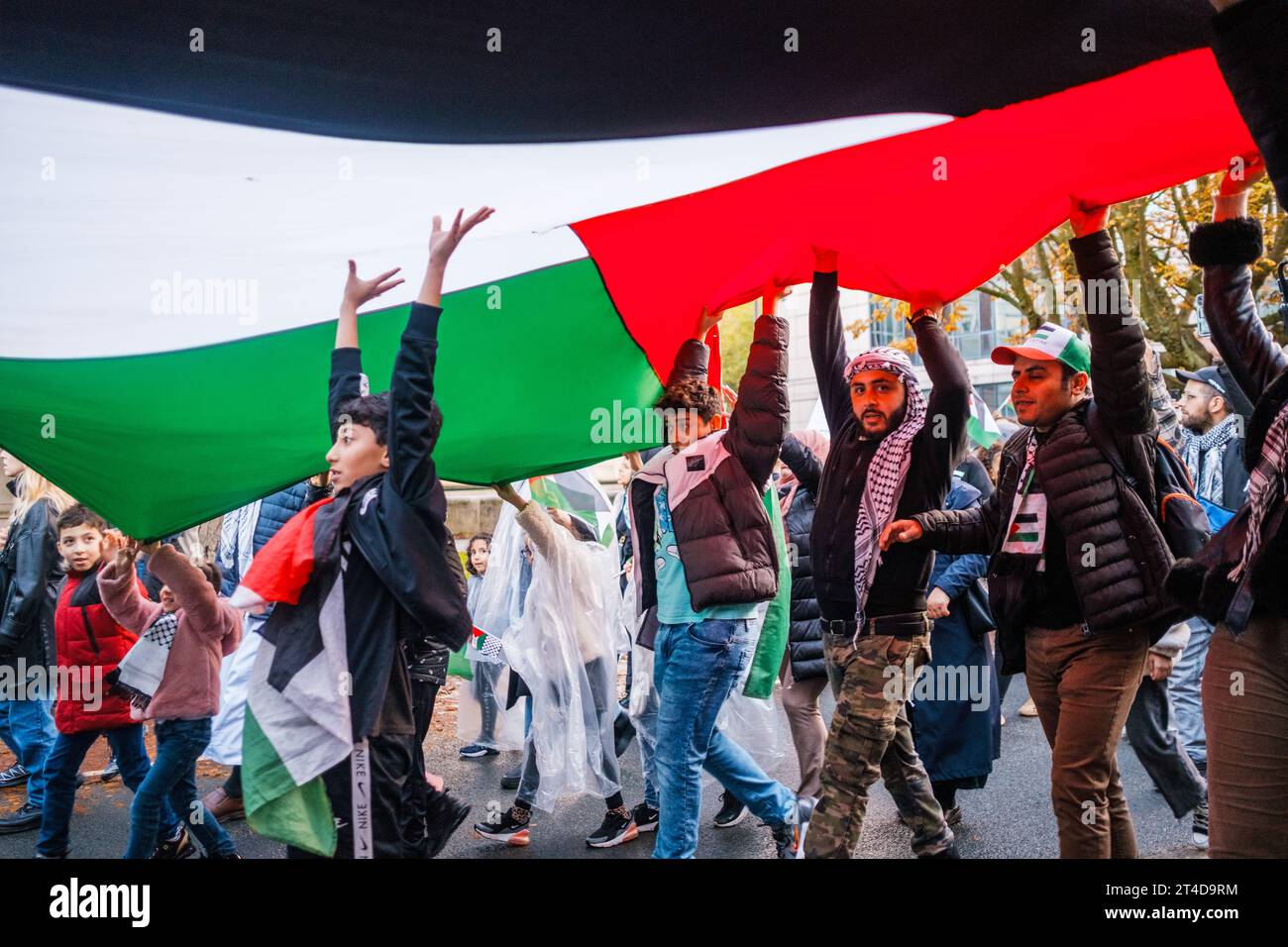 marche pro-Palestine à la Haye, pays-Bas, le 15 octobre 2023. Ils condamnent le gouvernement israélien et expriment leur solidarité avec les Palestiniens Banque D'Images