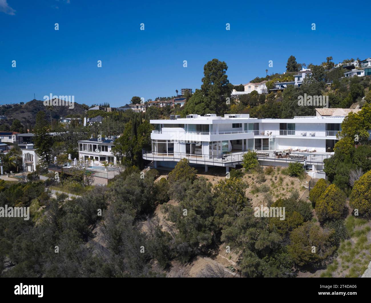 Vue de drone montrant la maison sur le quartier du mont Olympus. Oceanus House, Los Angeles, États-Unis. Architecte : Pierre de Angelis, 2023. Banque D'Images