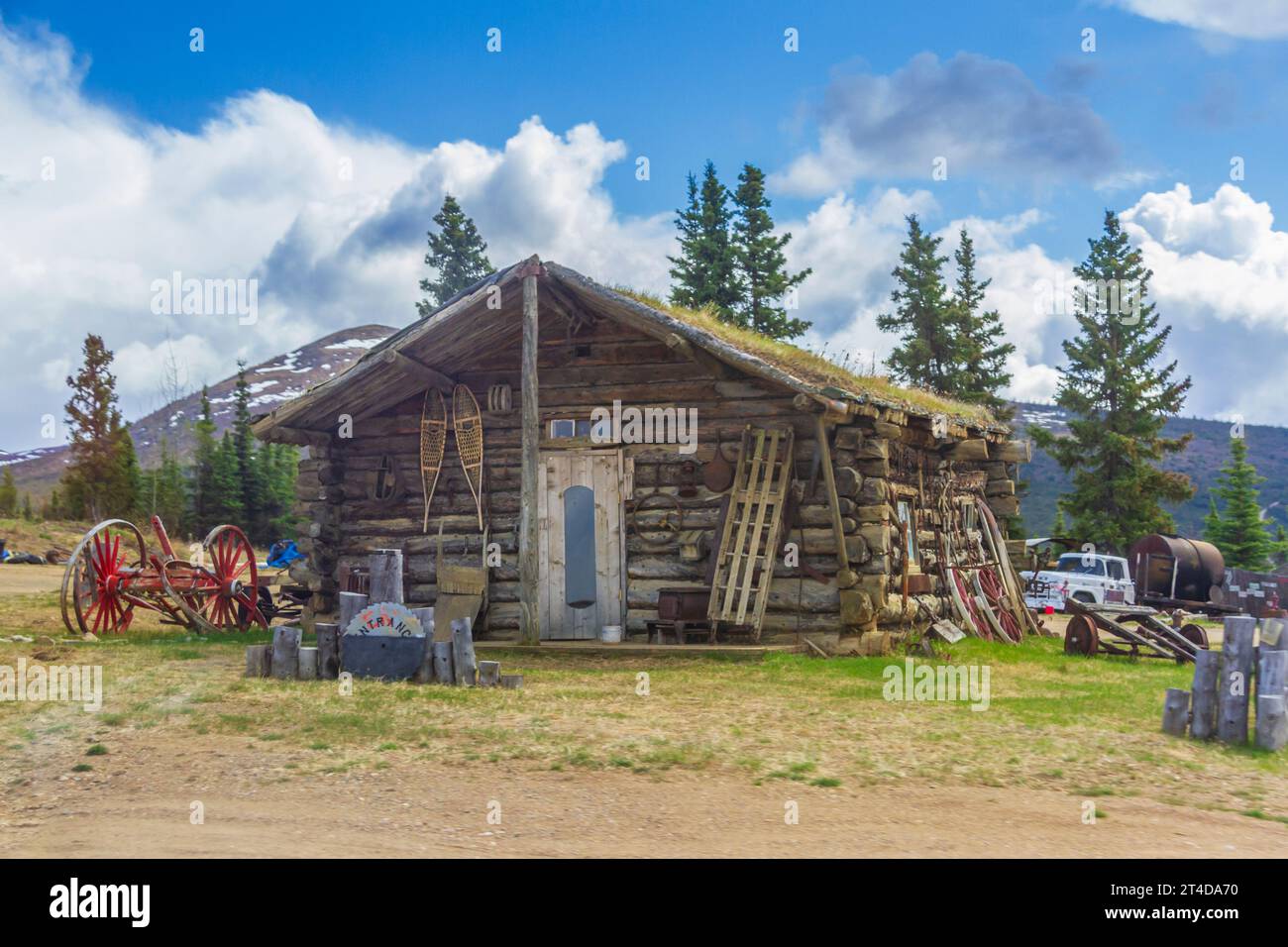 Maison en bois rond accessible uniquement sur 'Top of the World Highway' qui est fermé en hiver et n'est praticable que pendant les mois d'été. Banque D'Images