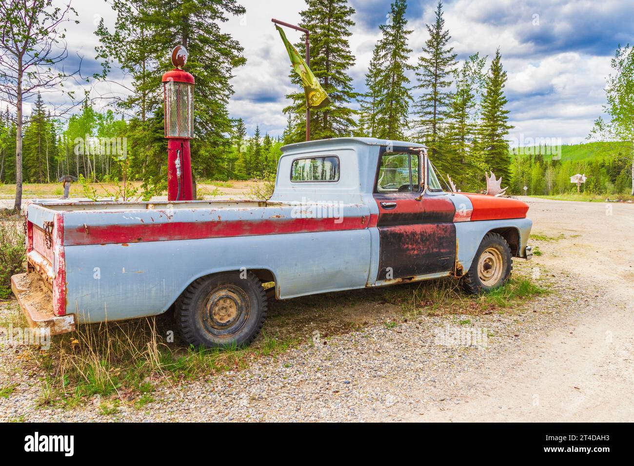 Camionnette historique, ancienne, pompe à essence et refroidisseur Coca Cola, sur le terrain de Moose Creek Lodge sur la route du North Klondike au Yukon, Banque D'Images