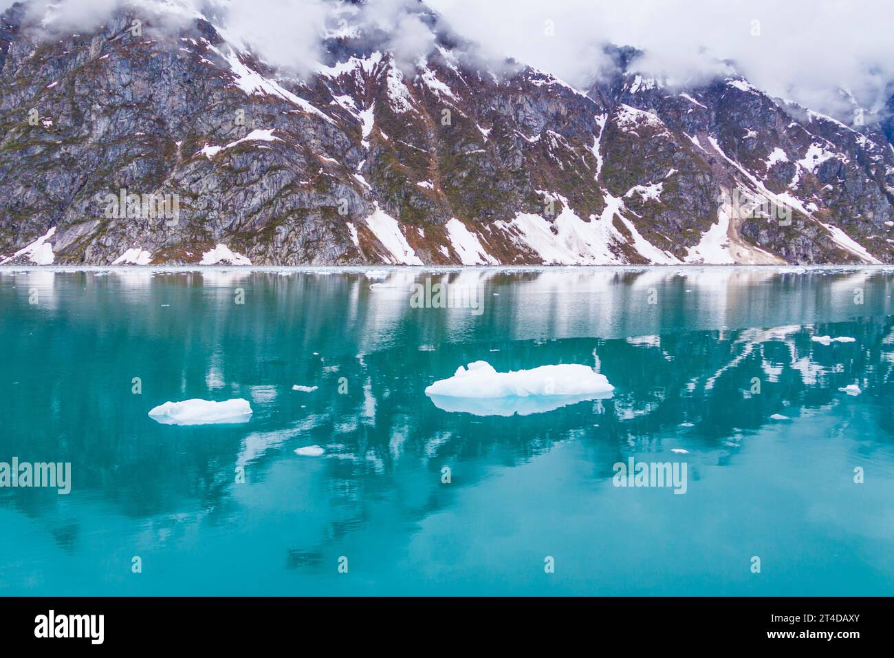 Le froid, les eaux bleu-vert du nord-ouest de fjord, près du glacier nord-ouest, dans la région de Kenai Fjords National Park en Alaska. Banque D'Images