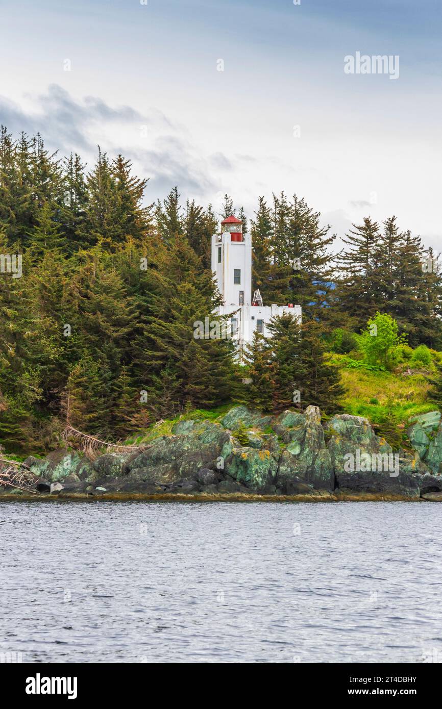 Phare de Sentinel Island, établi en 1935 (station établie en 1902). La maison du gardien a été incendiée en 1971. L'un des plus anciens phares d'Alaska. Banque D'Images