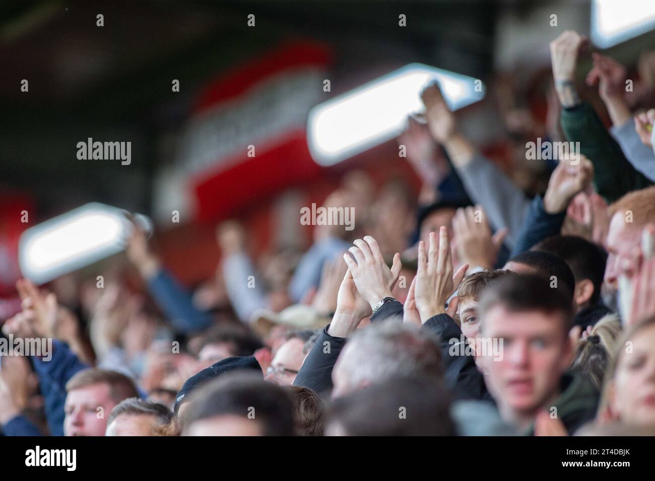 Fans de football et supporters applaudissant et applaudissant depuis la terrasse debout au stade de football de la ligue inférieure dans l'EFL Banque D'Images