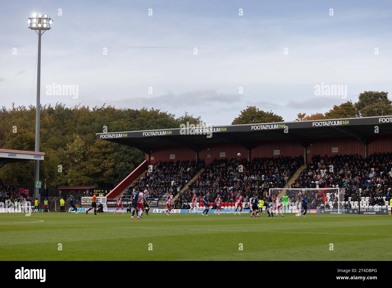 Vue générale de la North Stand à la maison du Stevenage football Club, le stade Lamex pendant le match avec les supporters Banque D'Images