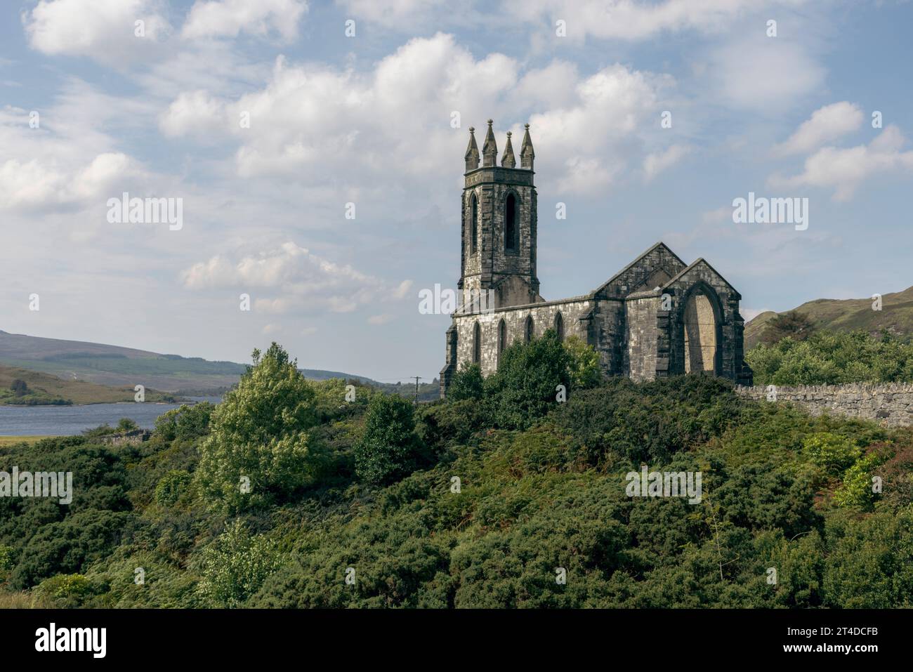 L'église abandonnée de Dunlewey en Irlande est une ruine pittoresque avec une atmosphère romantique et envoûtante. Banque D'Images