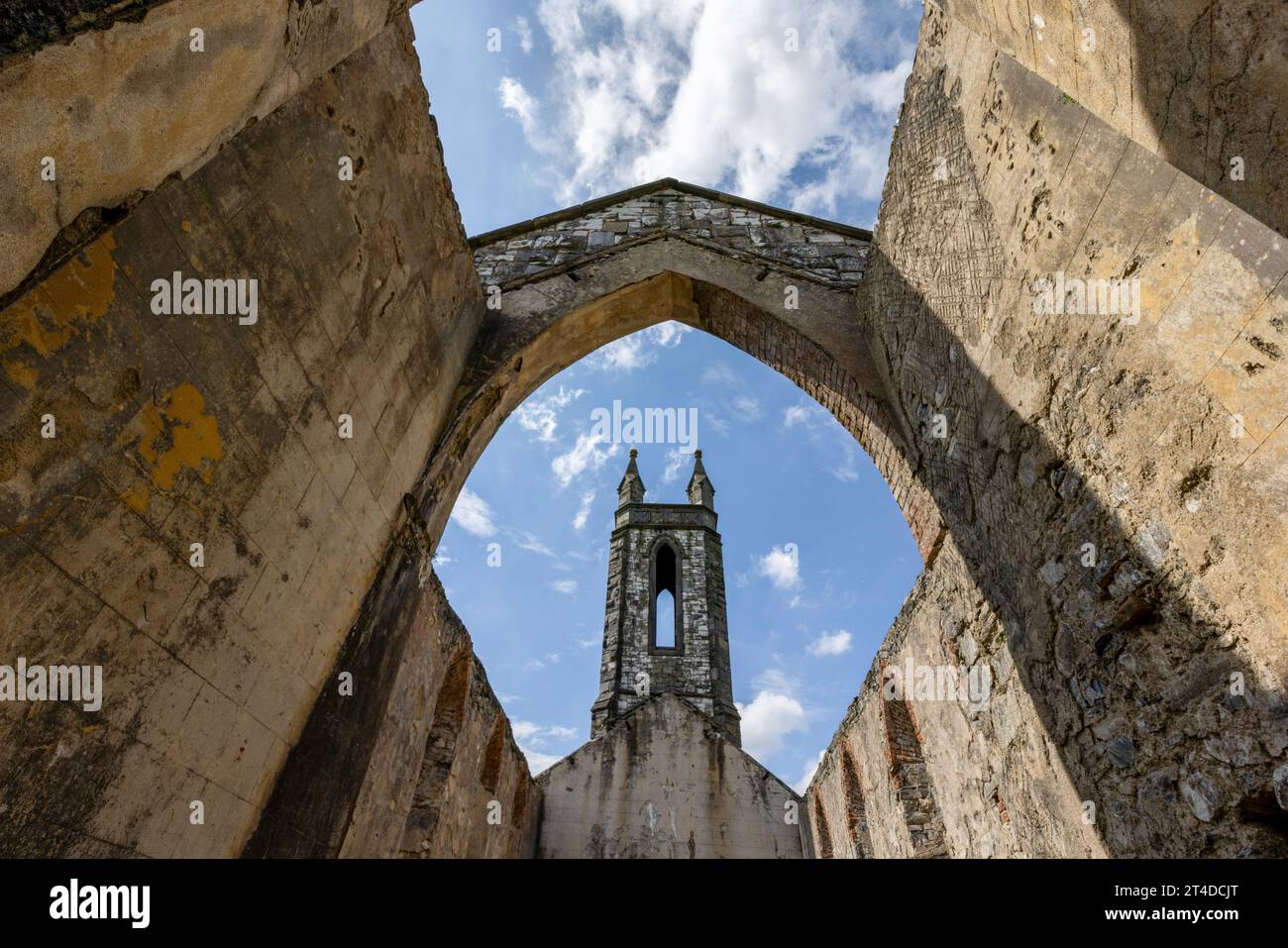 L'église abandonnée de Dunlewey en Irlande est une ruine pittoresque avec une atmosphère romantique et envoûtante. Banque D'Images