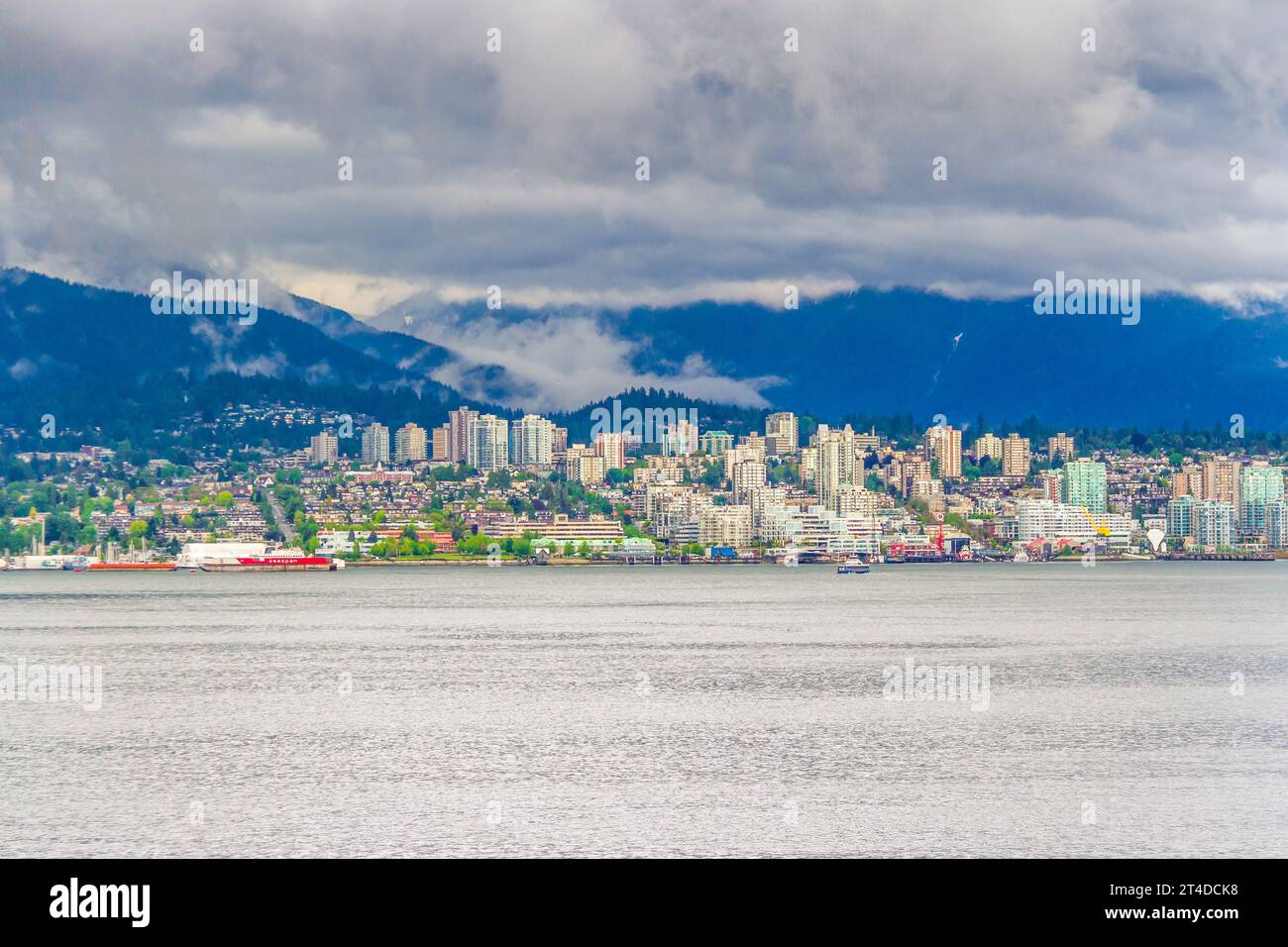 Tempête de pluie sur la Skyline de North Shore et le port de Vancouver, Vancouver, Colombie-Britannique, Canada. Banque D'Images