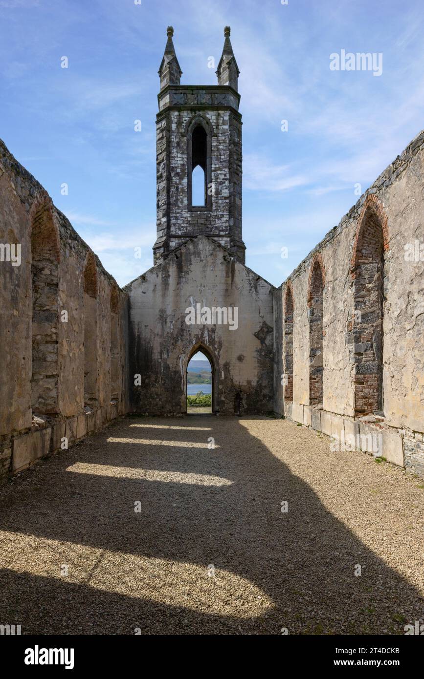 L'église abandonnée de Dunlewey en Irlande est une ruine pittoresque avec une atmosphère romantique et envoûtante. Banque D'Images