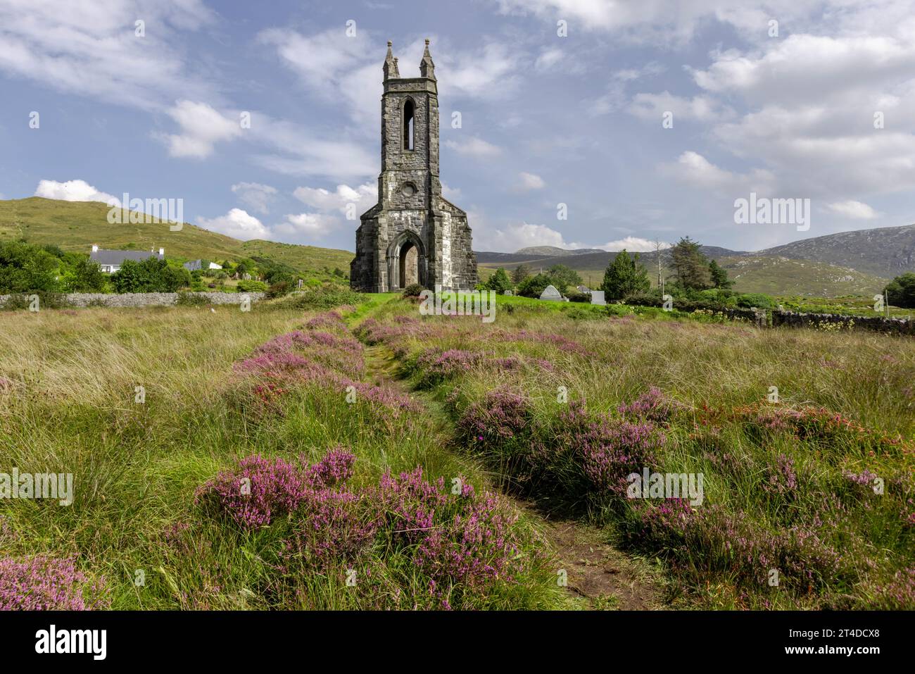 L'église abandonnée de Dunlewey en Irlande est une ruine pittoresque avec une atmosphère romantique et envoûtante. Banque D'Images