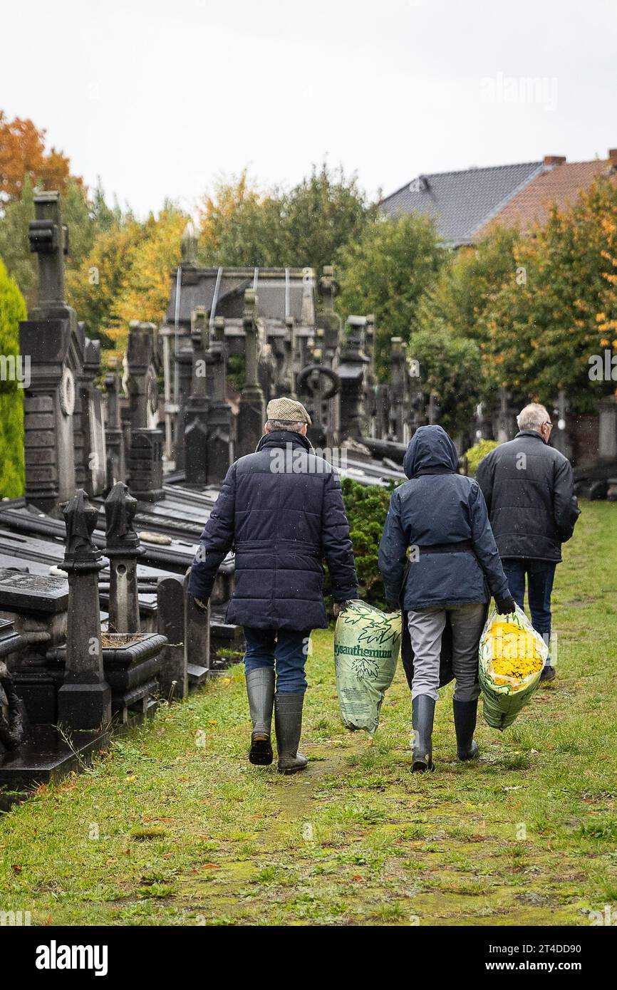 L'illustration montre les préparatifs pour la Toussaint Day au cimetière 'Campo Santo' à Sint-Amandsberg, Gand, le lundi 30 octobre 2023. La Toussaint est une fête chrétienne célébrée le 1 novembre. Les gens visitent les tombes de leurs proches et apportent des fleurs, souvent des chrysanthèmes, pour décorer les tombes. BELGA PHOTO JAMES ARTHUR GEKIERE Banque D'Images