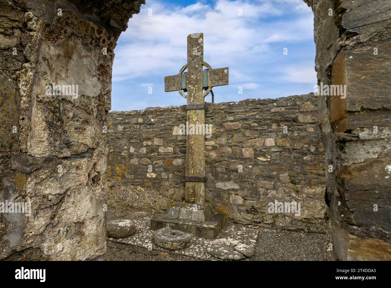 L'église médiévale de Ray en ruine à Donegal, en Irlande, réputée pour sa haute croix du 8e siècle, la plus haute croix médiévale en pierre d'Irlande et son cadre tranquille Banque D'Images