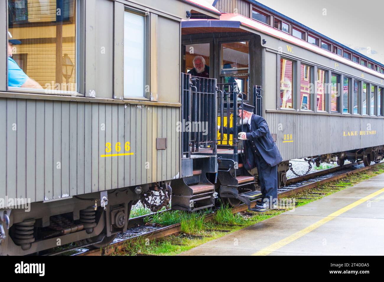 Dépôt de la gare de White Pass et Yukon route Railroad à Skagway, Alaska. Trajet en train panoramique disponible sur cette ligne au-dessus des montagnes du White Pass. Banque D'Images