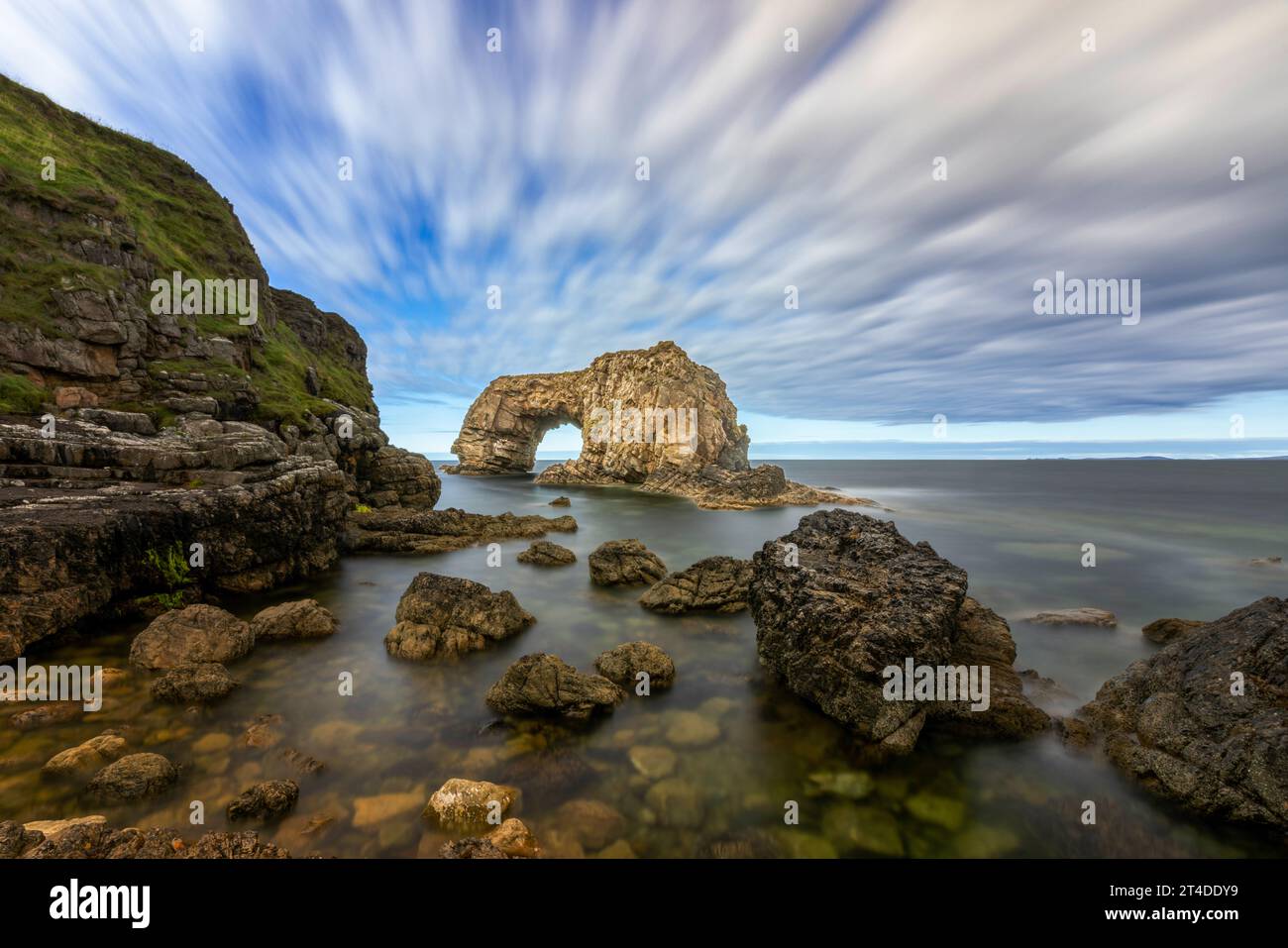 La Pollaird Sea Arch est une arche de mer de 20 mètres de haut, sculptée dans la péninsule sauvage de Fanad à Donegal, en Irlande. Banque D'Images