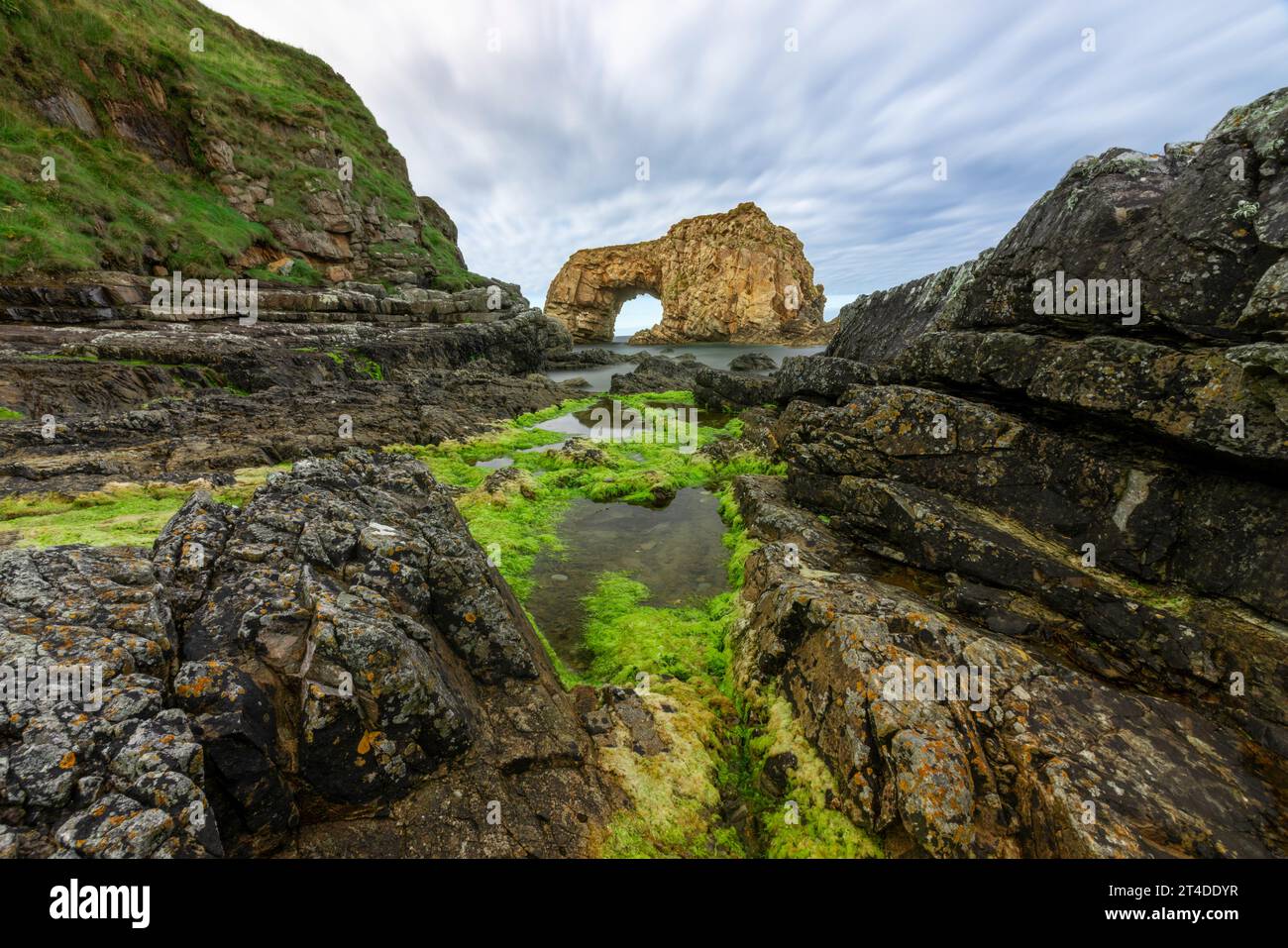 La Pollaird Sea Arch est une arche de mer de 20 mètres de haut, sculptée dans la péninsule sauvage de Fanad à Donegal, en Irlande. Banque D'Images