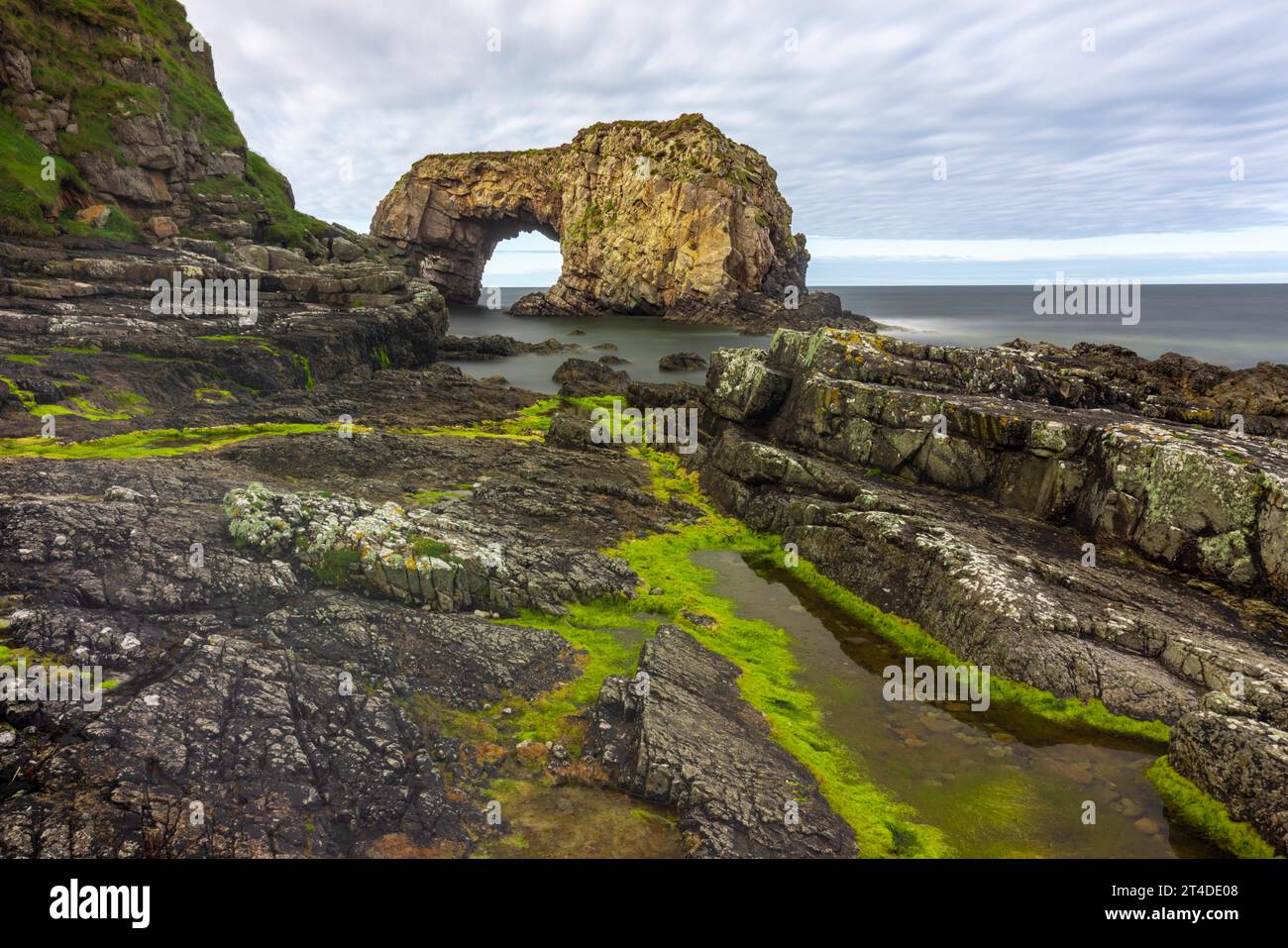 La Pollaird Sea Arch est une arche de mer de 20 mètres de haut, sculptée dans la péninsule sauvage de Fanad à Donegal, en Irlande. Banque D'Images