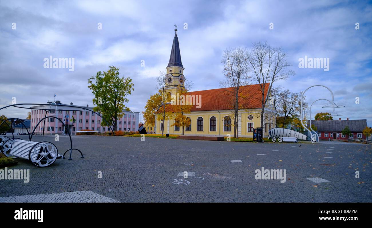 Voru, Estonie - 21 octobre 2023 : place principale de la ville de Voru en Estonie, Europe. Espace de loisirs à Church. Voru City Banque D'Images